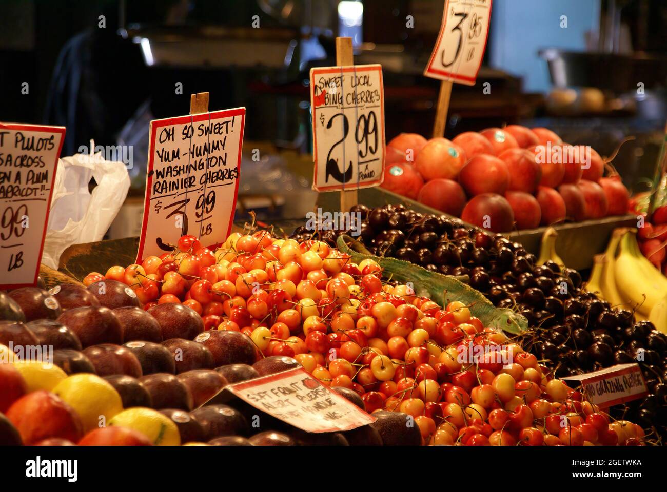 Mercato di frutta e verdura presso le bancarelle di prodotti freschi, Pike Place Market, Seattle, Washington Foto Stock
