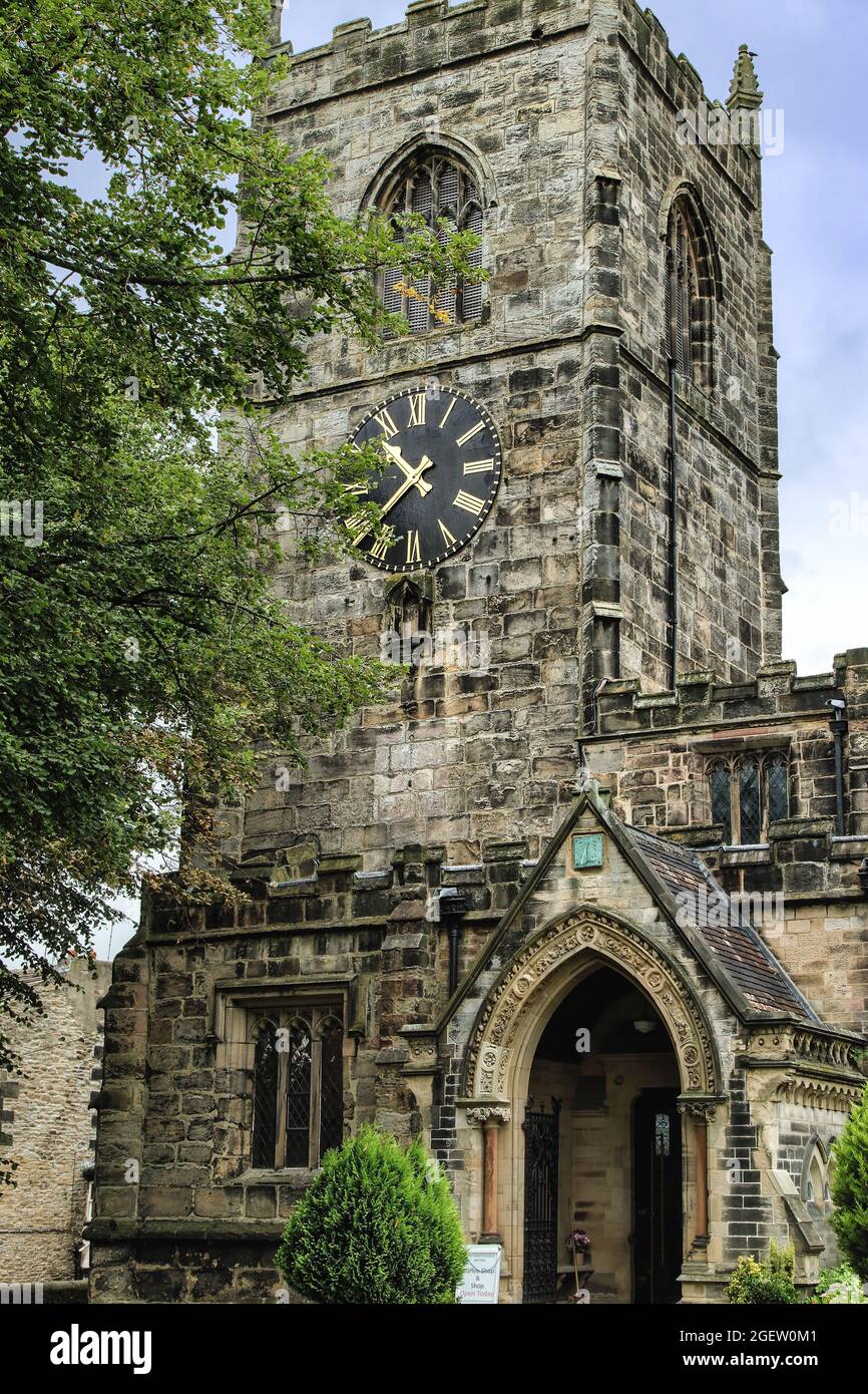 Chiesa della Santissima Trinità, Skipton è una chiesa medievale anglicana costruita all'inizio del XII secolo ed è un edificio classificato di primo grado designato, Skipton, Regno Unito. Foto Stock