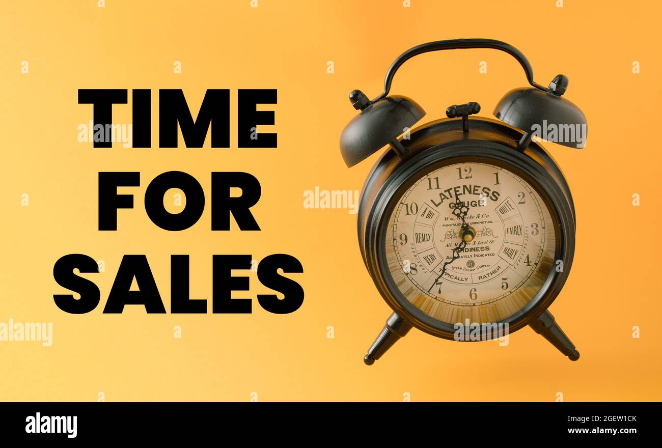 Un vecchio orologio nero con una campana e le parole Time for Sales scritte su sfondo ocra e arancione. Idea pubblicitaria. Concetto minimo di annuncio banner Foto Stock