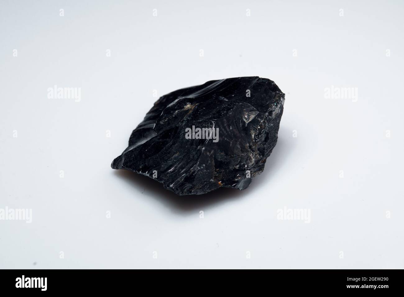 Pietra ossidiana nera naturale sullo sfondo Foto stock - Alamy