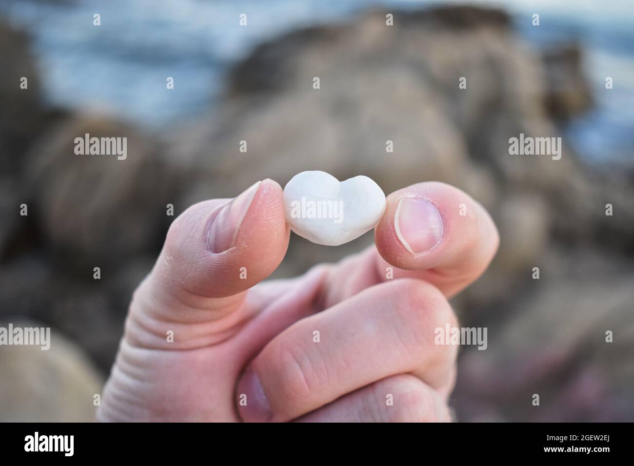 Cuore di pietra in mano, Sardegna, Italia, Europa Foto Stock