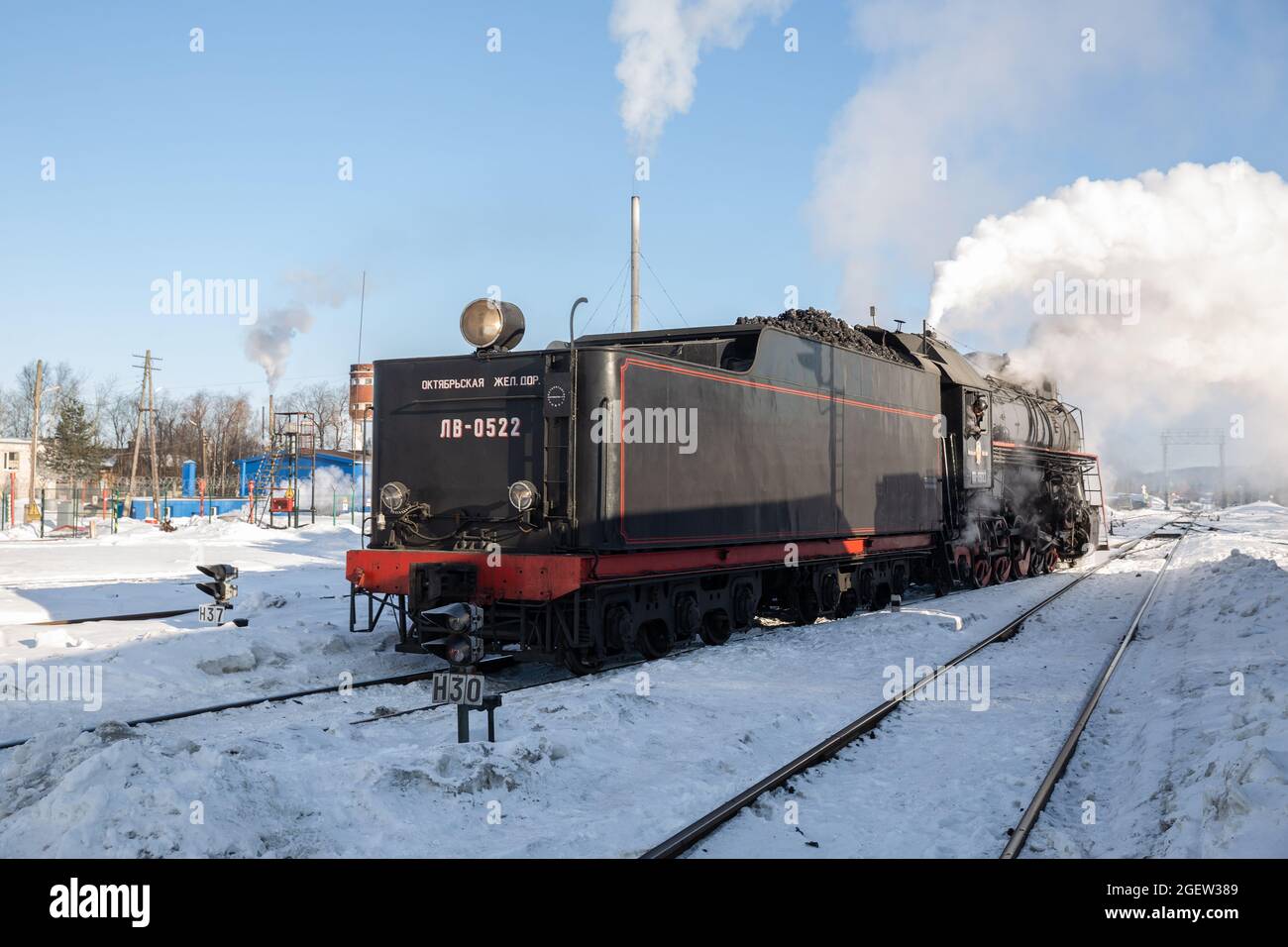 SORTAVALA, RUSSIA - 10 MARZO 2021: La locomotiva a vapore si sta avvicinando alla stazione per raggiungere il treno Foto Stock