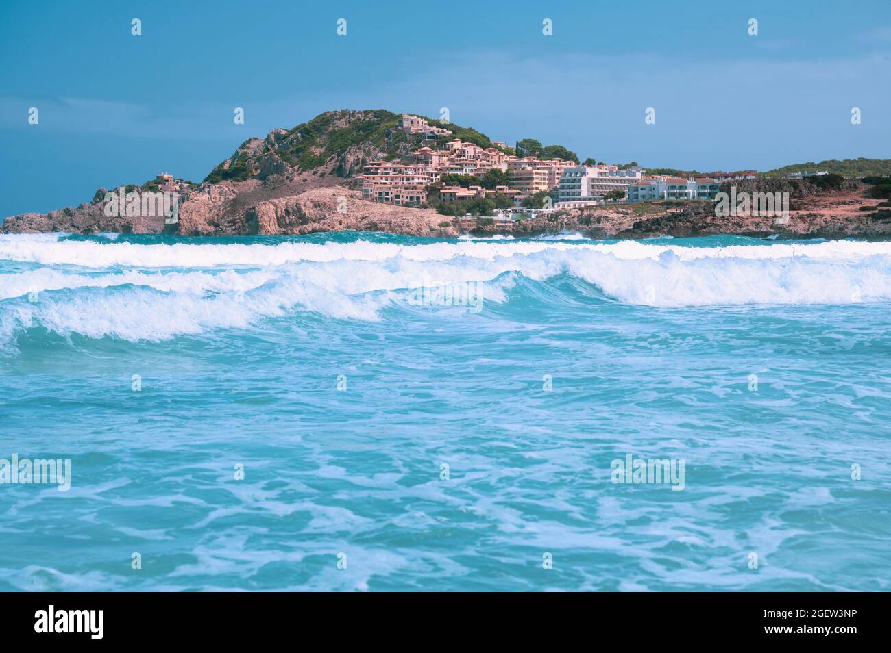 Grandi onde presso la famosa spiaggia Cala Agulla nel nord di Maiorca, Spagna Foto Stock