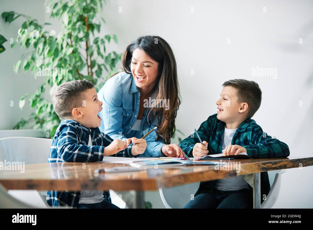 lavoro di insegnamento istruzione madre figli figlio familiare infanzia Foto Stock