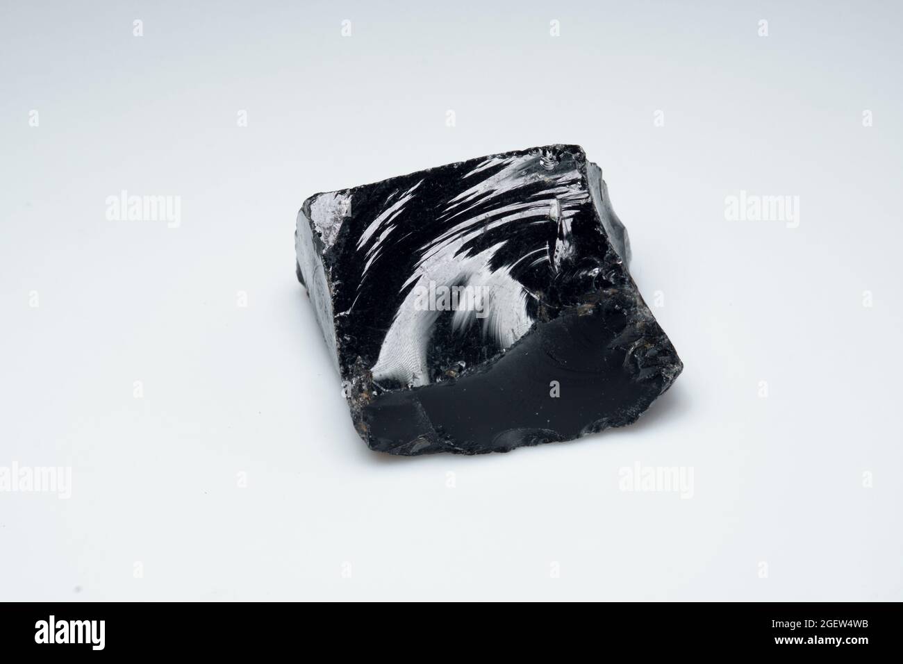 Pietra ossidiana nera naturale sullo sfondo Foto stock - Alamy