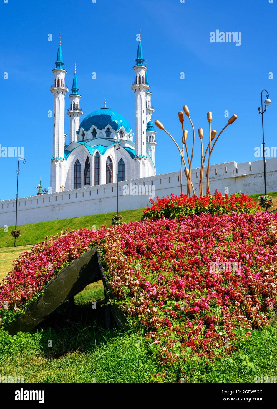 Cremlino di Kazan in estate, Tatarstan, Russia. Splendida vista panoramica della moschea di Kul Sharif, grande punto di riferimento di Kazan. Famosa attrazione turistica, l'ar islamico Foto Stock