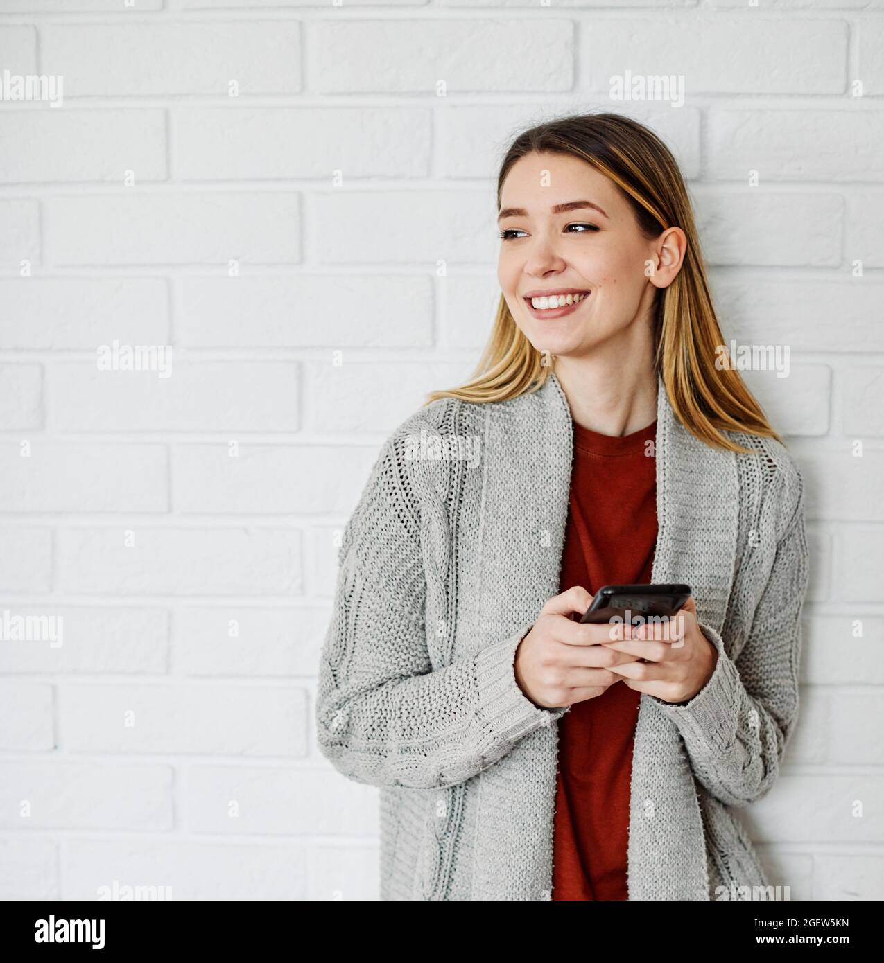 giovane ragazza donna cellulare cellulare sorridente casual Foto Stock