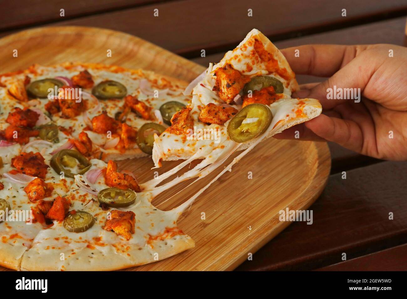 pizza di pollo tikka, cubetti di pollo speziati e formaggio mozzarella Foto Stock