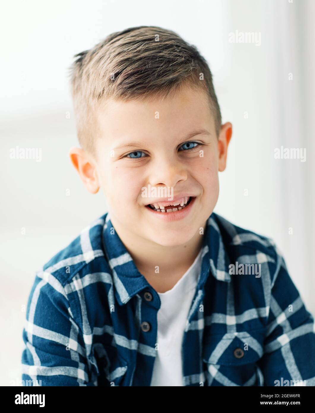 ragazzo ritratto headshot bambino infanzia cute faccia maschio teenager denti Foto Stock
