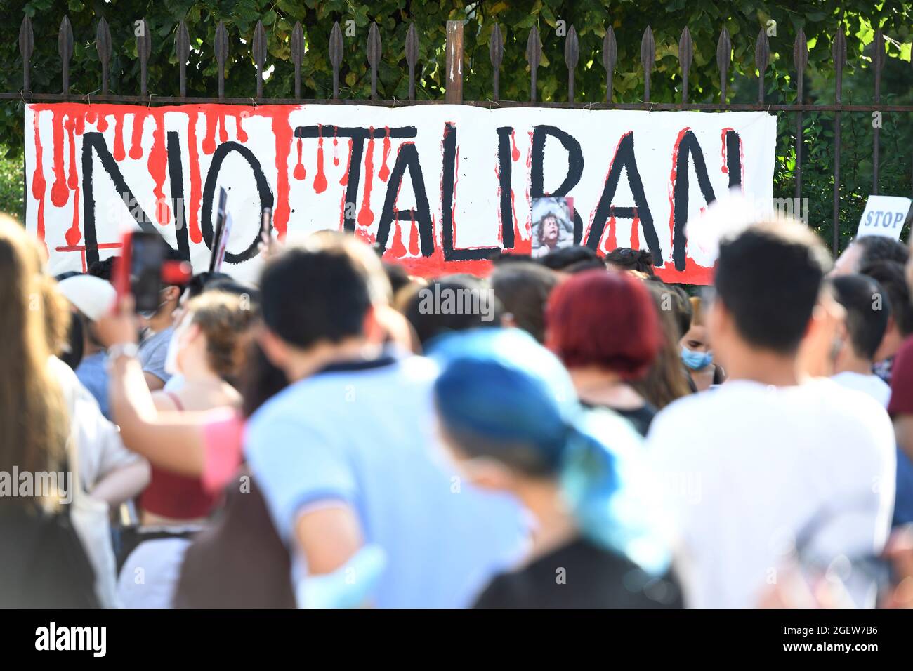 Vienna. Austria. 21 Agosto 2021. Manifestazione contro il regime talebano a Vienna il 21 agosto 2021 a Ballhausplatz di fronte alla Cancelleria federale. Credit: Franz PERC / Alamy Live News Foto Stock