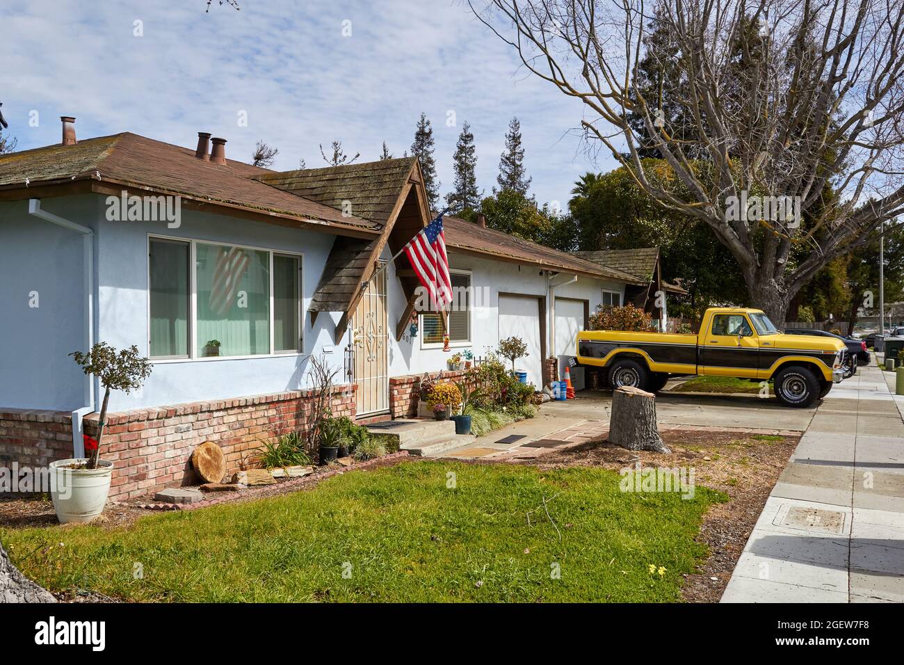 Casa americana, casa con bandiera americana, pick-up camion parcheggiato fuori; California, Stati Uniti Foto Stock