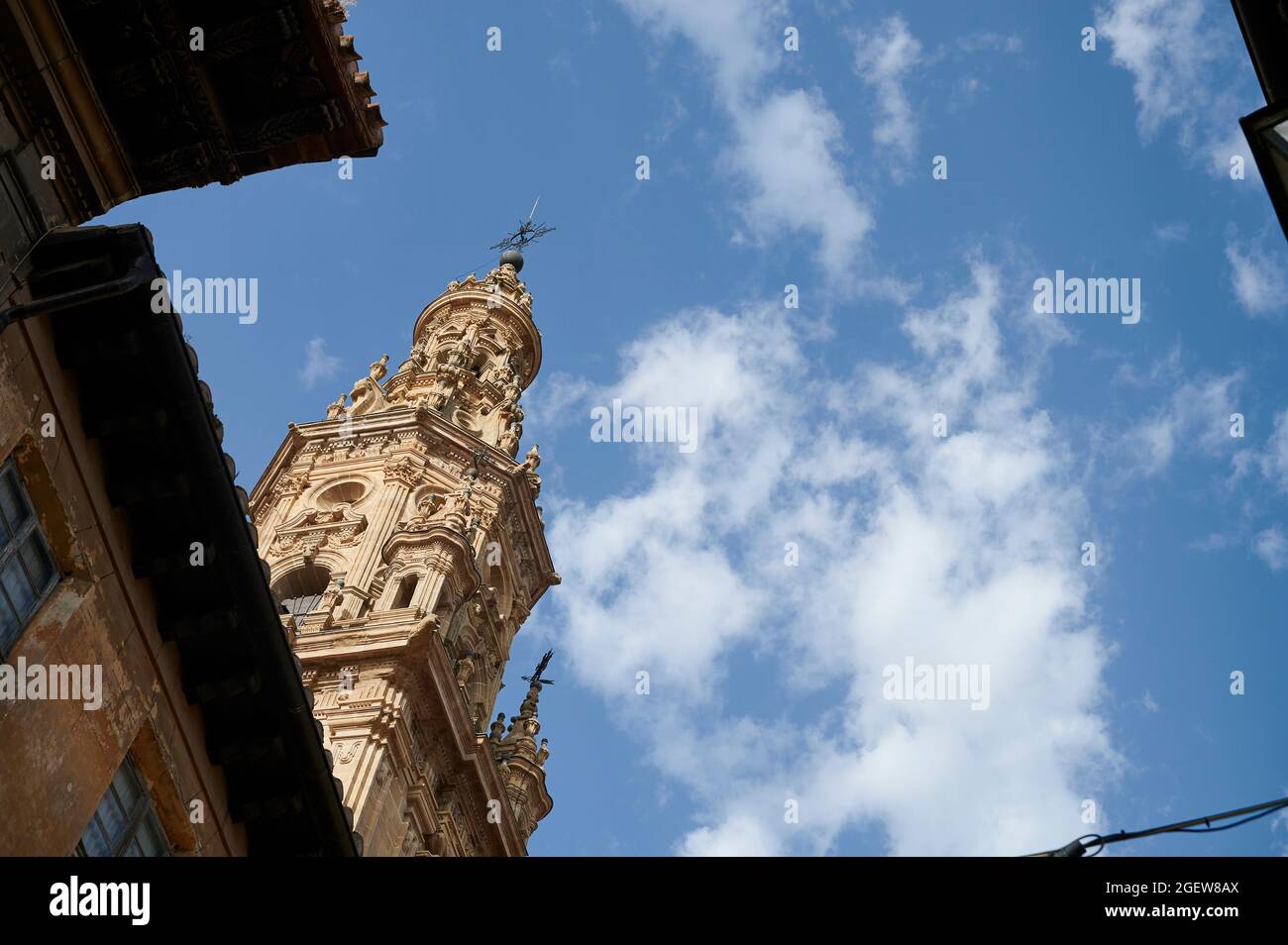 12-08-2021,Santo Domingo de la Calzada, la Rioja, Spagna, Europa, dettaglio della Torre della Cattedrale, Via di San Giacomo. Foto Stock