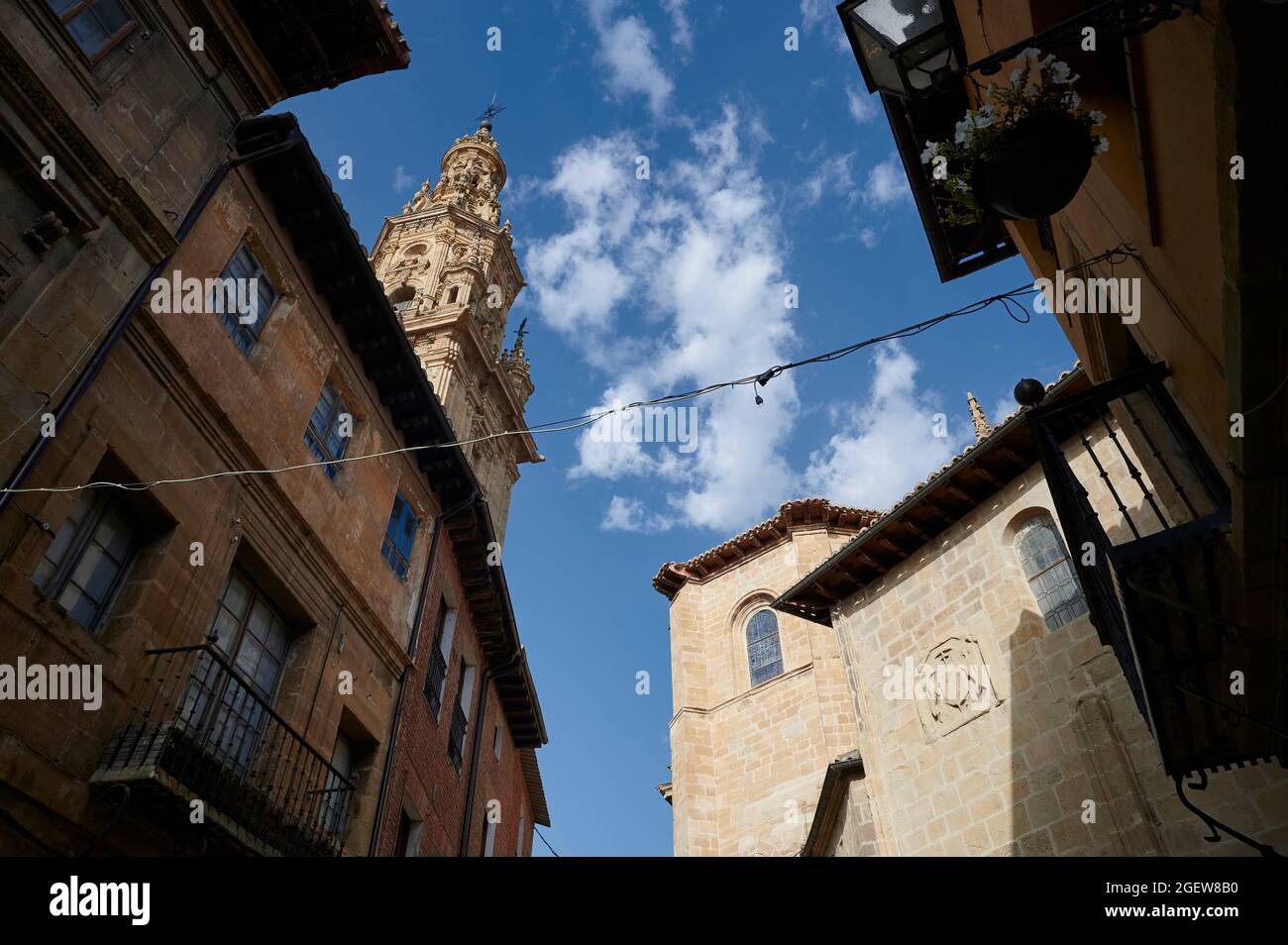 12-08-2021,Santo Domingo de la Calzada, la Rioja, Spagna, Europa, dettaglio della Torre della Cattedrale, Via di San Giacomo. Foto Stock