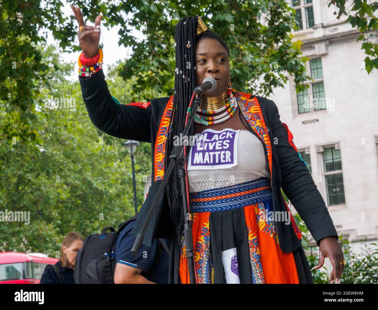 Londra, Regno Unito. 21 agosto 2021. Un attivista della Black Lives Matter parla alla manifestazione Kill the Bill in Piazza del Parlamento contro il progetto di legge PSCC che darà alla polizia e al sistema giudiziario nuovi poteri terrificanti per tacere le proteste, estendere i poteri di arresto e di ricerca, bloccare i bambini nelle "scuole di sicurezza”, E criminalizzare gli stili di vita di Gypsy, Roma e Traveller. Il progetto di legge sembra particolarmente mirato alle proteste della ribellione di Black Lives Matter e Extinction. Peter Marshall/Alamy Live News Foto Stock