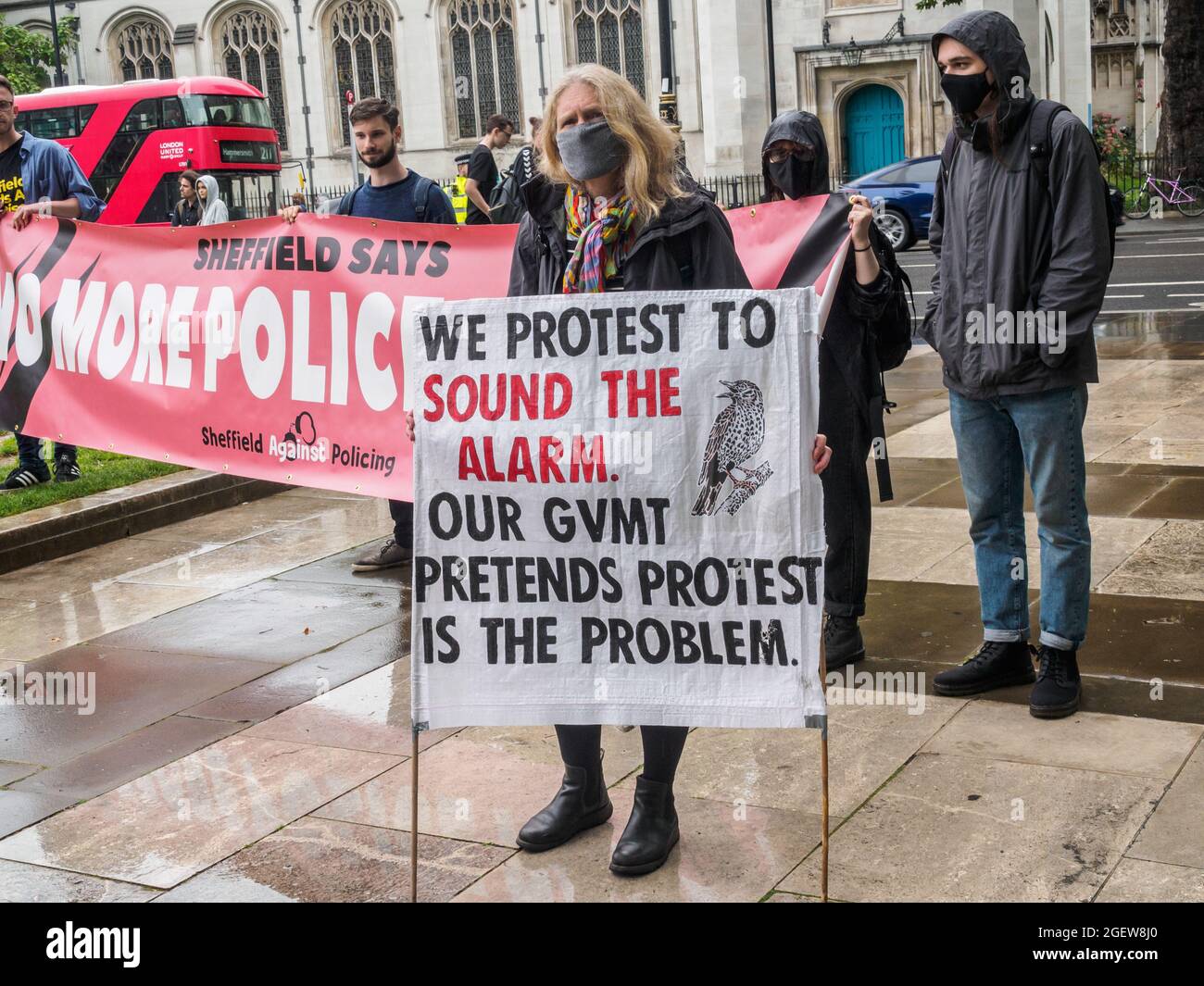 Londra, Regno Unito. 21 agosto 2021. Striscioni al Kill il Bill si raduna in Piazza del Parlamento contro il progetto di legge del PSCC, che darà alla polizia e al sistema giudiziario nuovi poteri terrificanti per tacere le proteste, estendere i poteri di arresto e ricerca, bloccare i bambini nelle "scuole di cura”, e criminalizzare gli stili di vita di zingari, ROM e viaggiatori. Il progetto di legge sembra particolarmente mirato alle proteste della ribellione di Black Lives Matter e Extinction. Peter Marshall/Alamy Live News Foto Stock