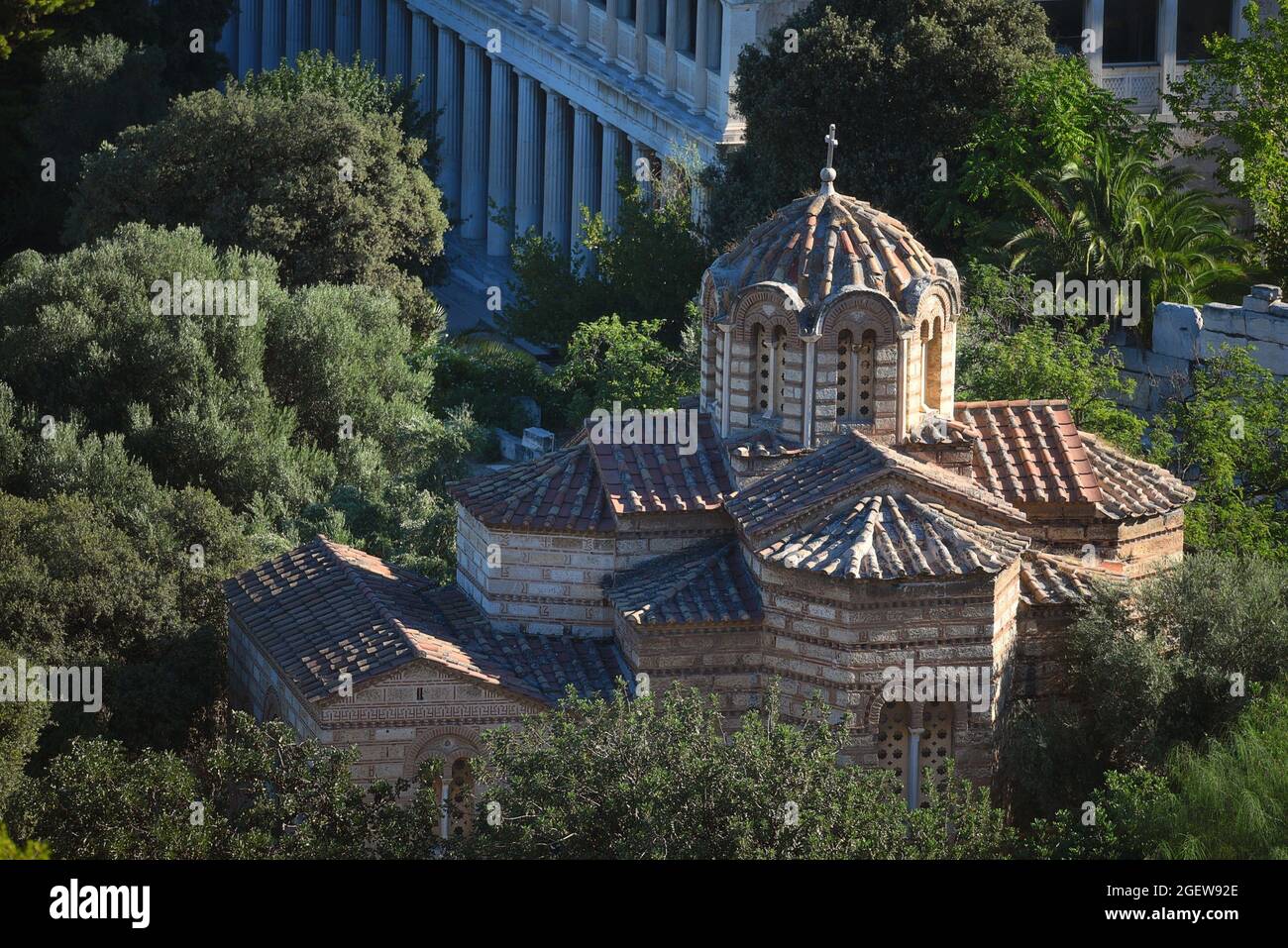 Paesaggio con vista panoramica di Aghioi Apostoloi (Santi Apostoli) una chiesa bizantina e monumento storico situato nell'antica Agora di Atene, Grecia Foto Stock