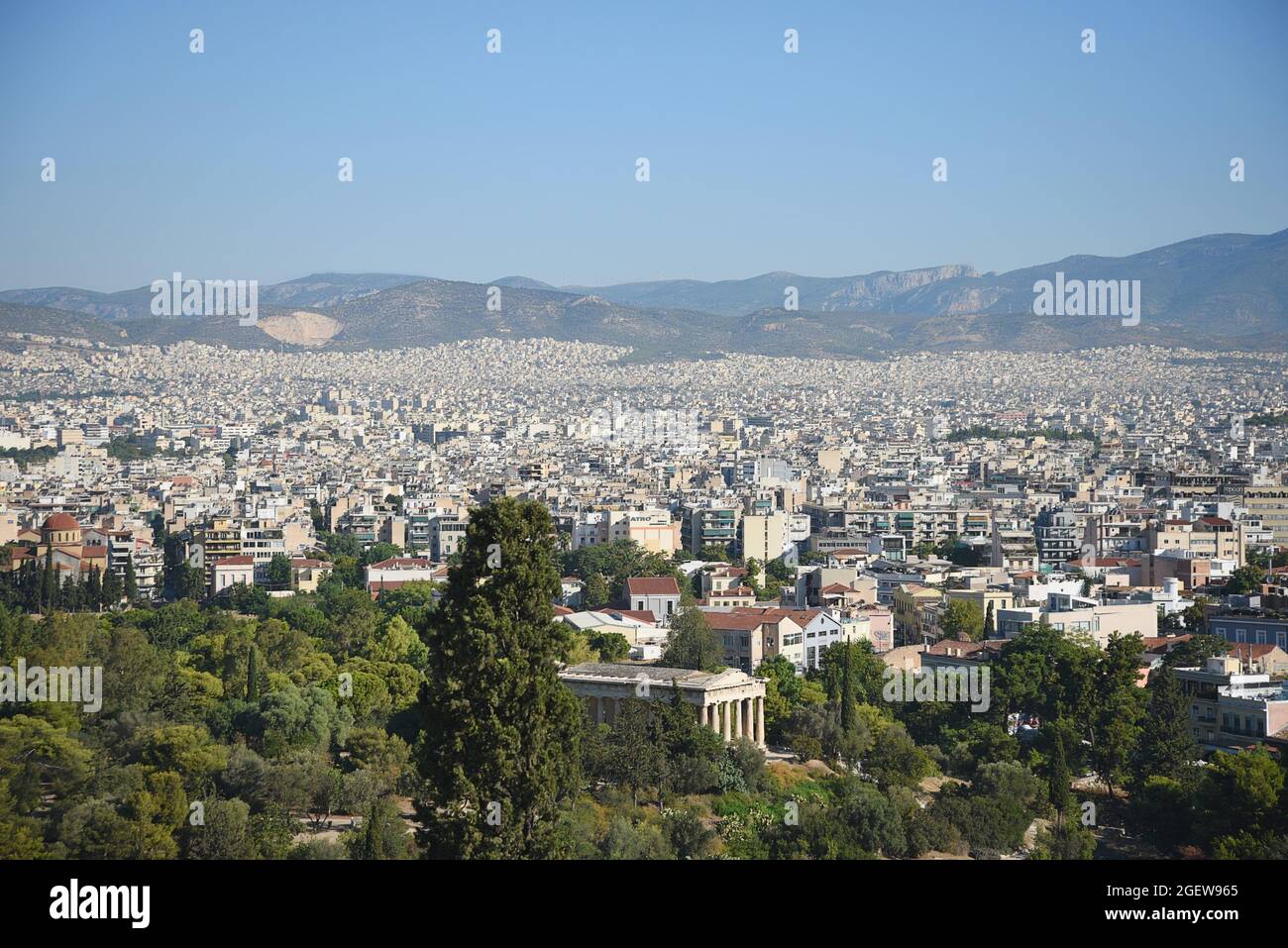 Paesaggio con vista panoramica di Atene come visto dalla collina Areopagus in Attica, Grecia. Foto Stock