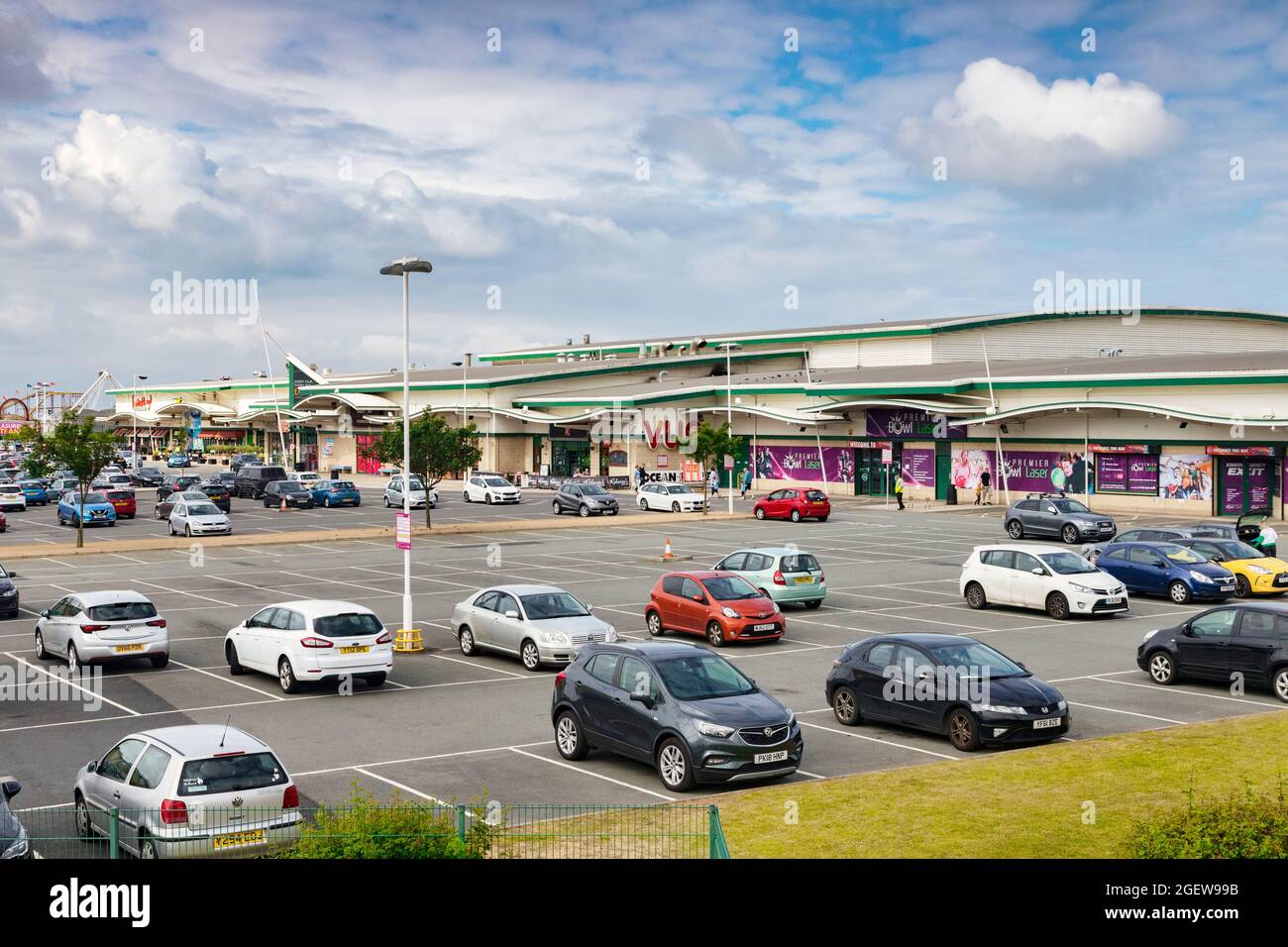 14 luglio 2019: Southport, Merseyside, Regno Unito - Ocean Plaza Leisure Complex, con Vue Cinema e ampio parcheggio. Foto Stock