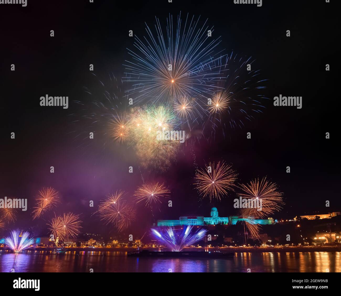 Fuochi d'artificio del giorno della Fondazione statale 2022 20th agosto. Fuochi d'artificio sul Danubio a Budapest, Ungheria. Castello di Buda sul lato sinistro catena bri Foto Stock