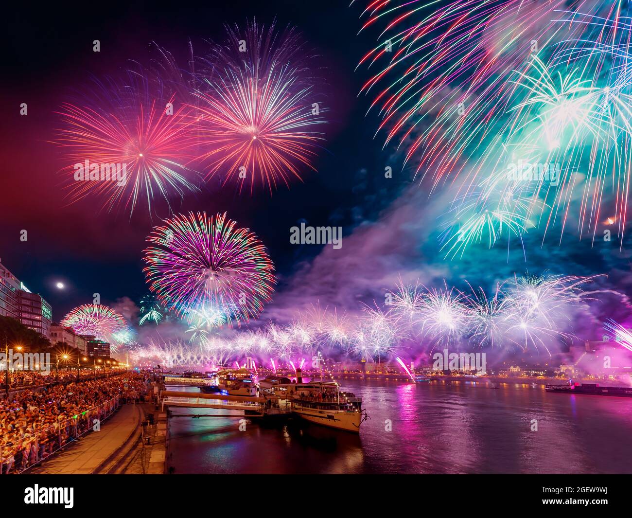 Fuochi d'artificio del giorno della Fondazione statale 2022 20th agosto. Fuochi d'artificio sul Danubio a Budapest, Ungheria. Castello di Buda sul lato sinistro catena bri Foto Stock