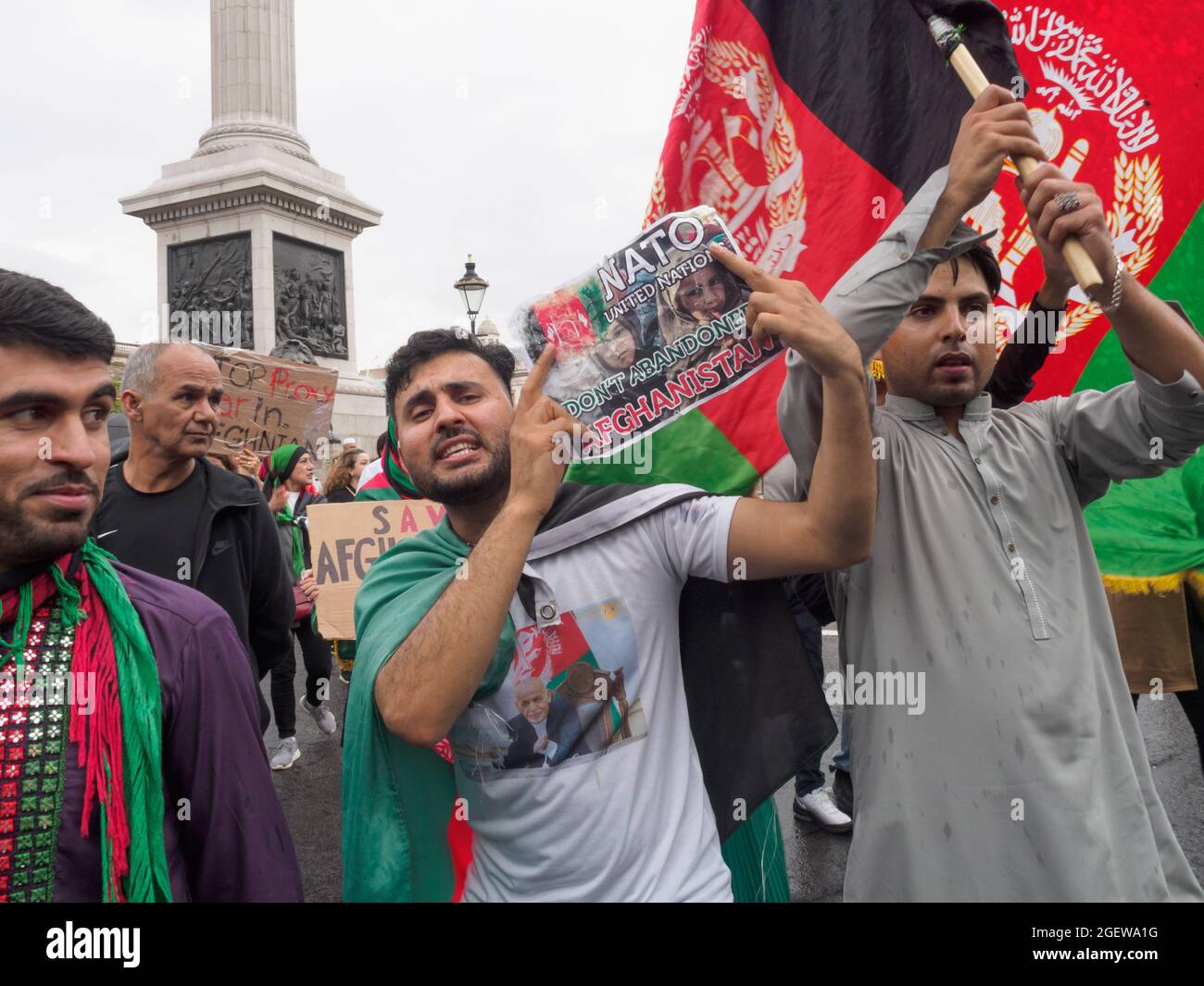 Londra, Regno Unito. 21 agosto 2021. Diverse migliaia di afghani attraversano Londra fino a Piazza del Parlamento per protestare contro l'abbandono del loro paese da parte delle nazioni occidentali e contro l'acquisizione dei talebani. Peter Marshall/Alamy Live News Foto Stock