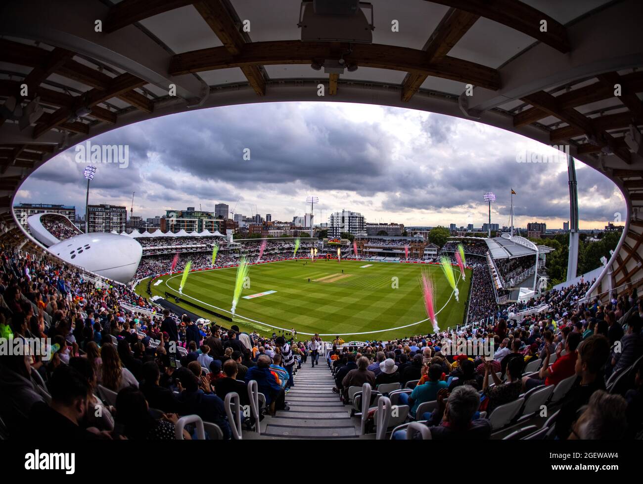 Una visione generale dei fuochi d'artificio prima della finale degli uomini del cento a Lord's, Londra. Data foto: Sabato 21 agosto 2021. Vedi la storia del PA CRICKET Hundred. Il credito fotografico dovrebbe essere: Steven Paston/PA Wire. RESTRIZIONI: Solo per uso editoriale. Nessun uso commerciale senza previo consenso scritto della BCE. Solo immagini fisse. Nessuna immagine in movimento per emulare la trasmissione. Nessuna rimozione o oscuramento dei logo degli sponsor. Foto Stock