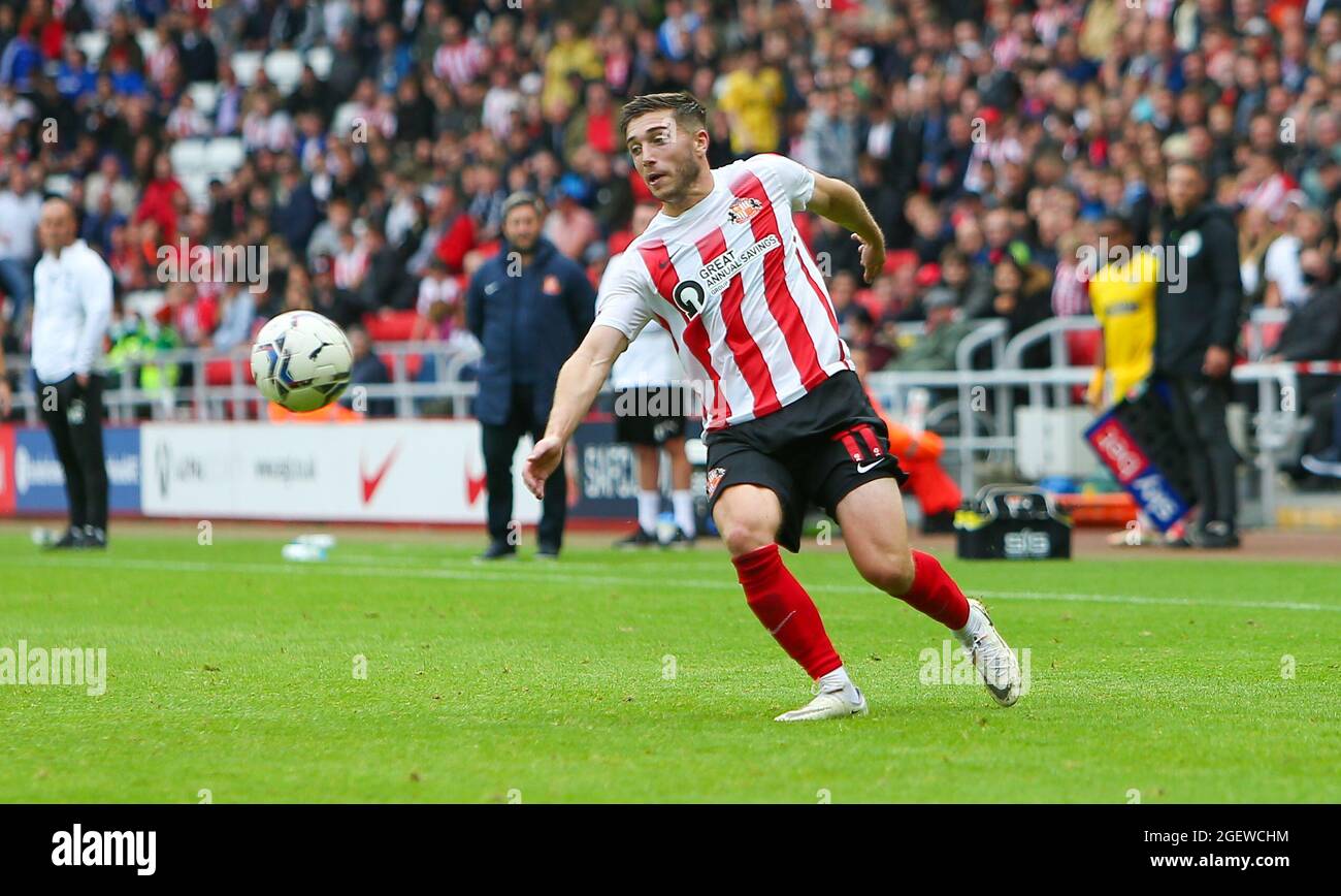 SUNDERLAND, REGNO UNITO. 21 AGOSTO Lynden Gooch di STSunderland durante la partita della Sky Bet League 1 tra Sunderland e AFC Wimbledon allo Stadium of Light di Sunderland sabato 21 agosto 2021. (Credit: Michael driver | MI News) Credit: MI News & Sport /Alamy Live News Foto Stock