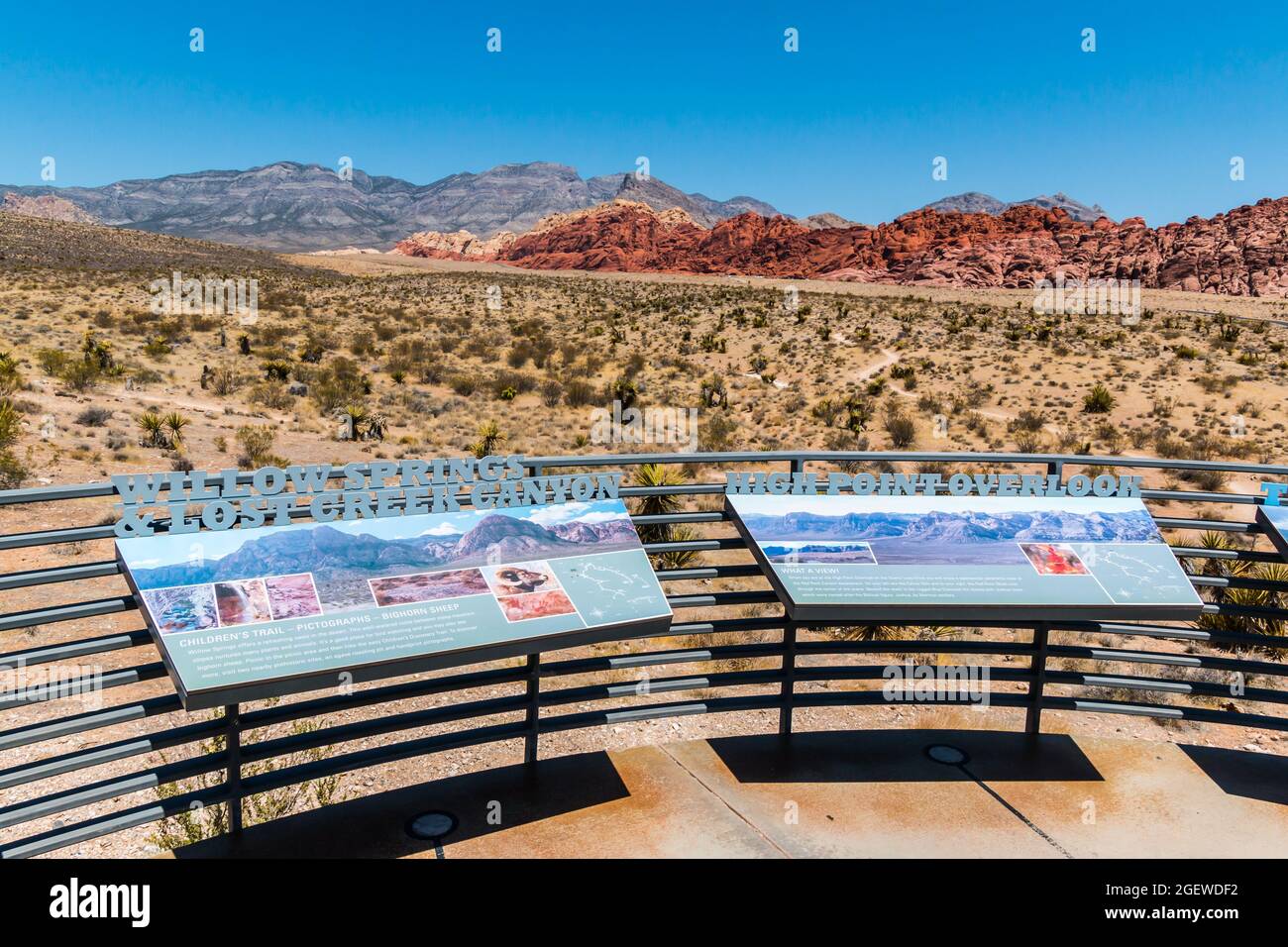 Vista interpretativa delle montagne circostanti e del bacino di Calico presso il Red Rock Canyon Visitors Center, Red Rock Canyon NCA, Las Vegas, USA Foto Stock