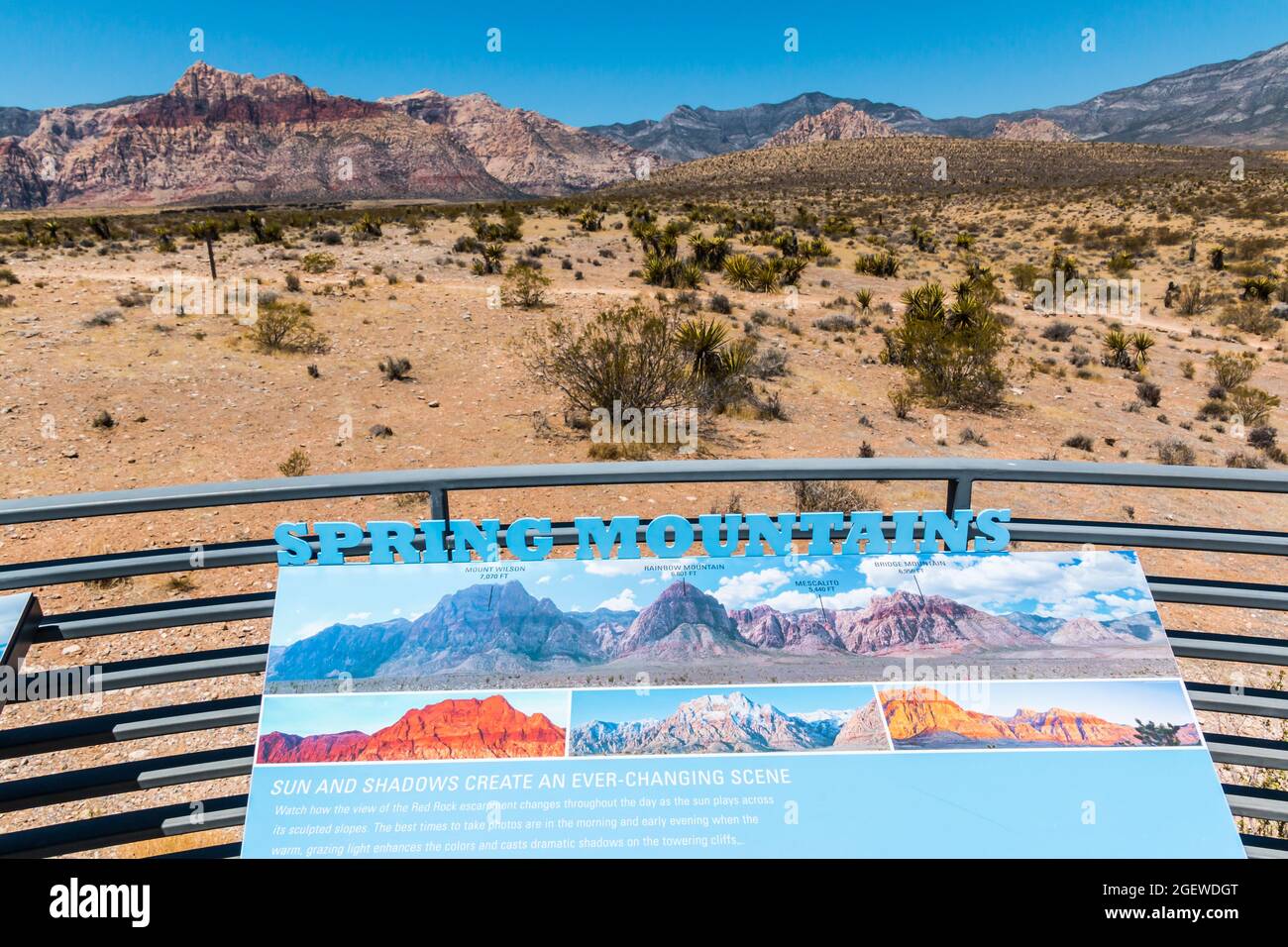 Vista interpretativa delle montagne circostanti e del bacino di Calico presso il Red Rock Canyon Visitors Center, Red Rock Canyon NCA, Las Vegas, USA Foto Stock
