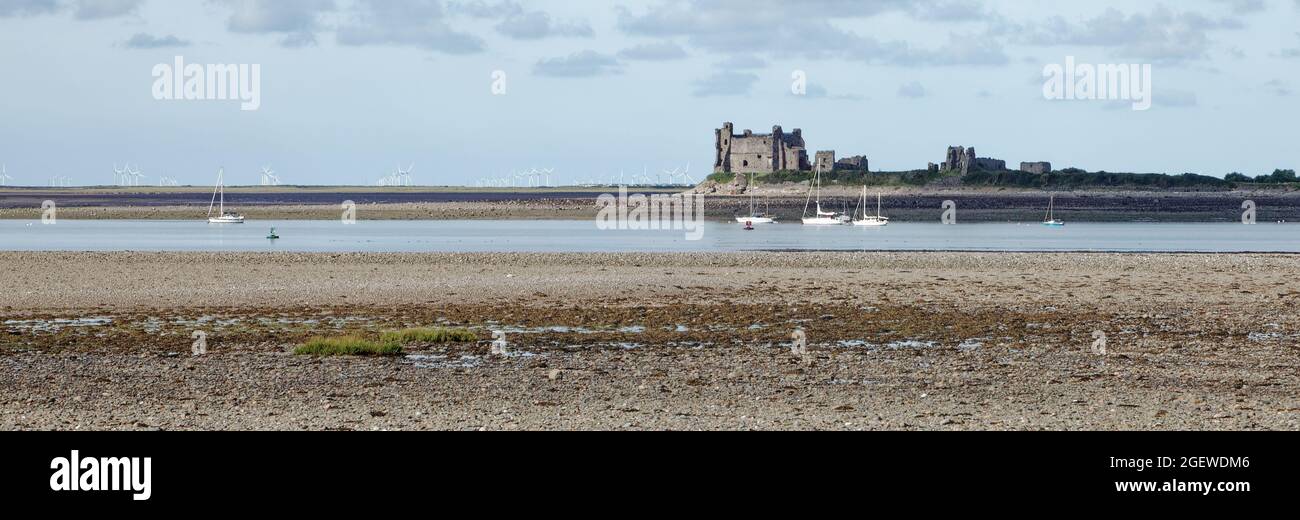 Il castello di Piel visto da Roa Island è un castello medievale sull'isola di Piel alla punta della penisola di Furness vicino Barrow-in-Furness Foto Stock