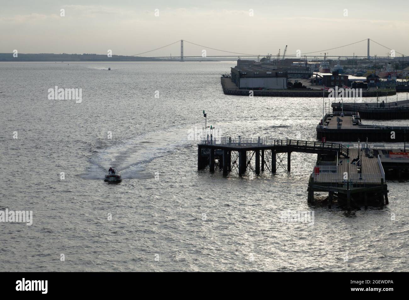 Barche sull'estuario di Humber viste dall'acquario profondo sul lungomare di Hull con il Ponte Humber in lontananza Foto Stock