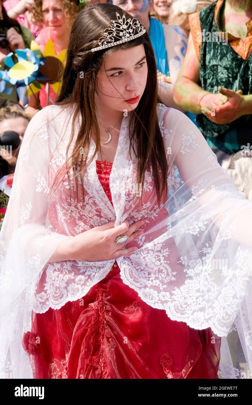 May Queen al Beltane Festival dove Folk vestito in Costume Dance lode & culto fertilità & abbondanza in Glastonbury Somerset Inghilterra UK Foto Stock