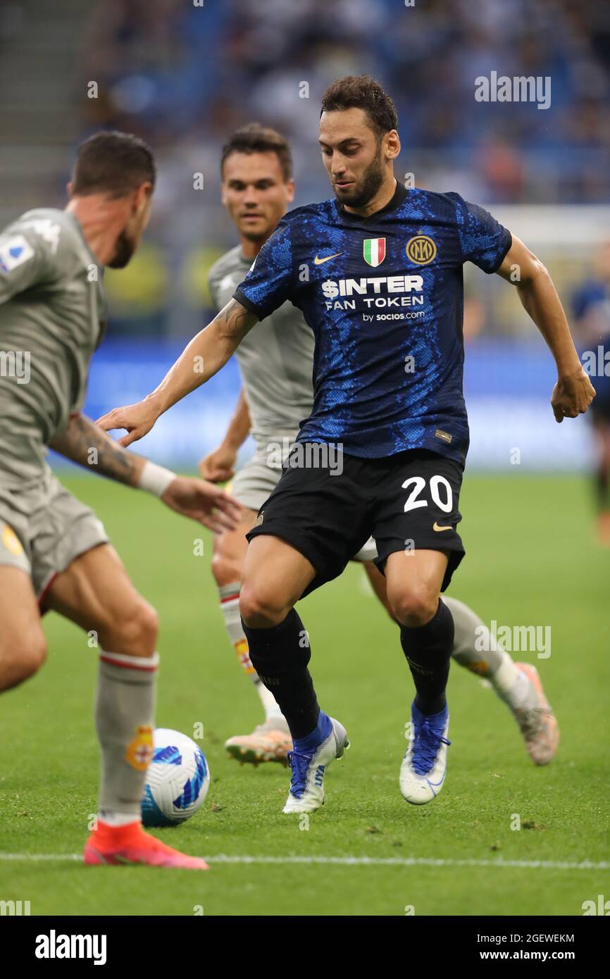 Milano, Italia, 21 agosto 2021. Hakan Calhanoglu del FC Internazionale corre alla difesa di Genova durante la Serie A a a Giuseppe Meazza, Milano. Il credito d'immagine dovrebbe essere: Jonathan Moscrop / Sportimage Credit: Sportimage/Alamy Live News Foto Stock