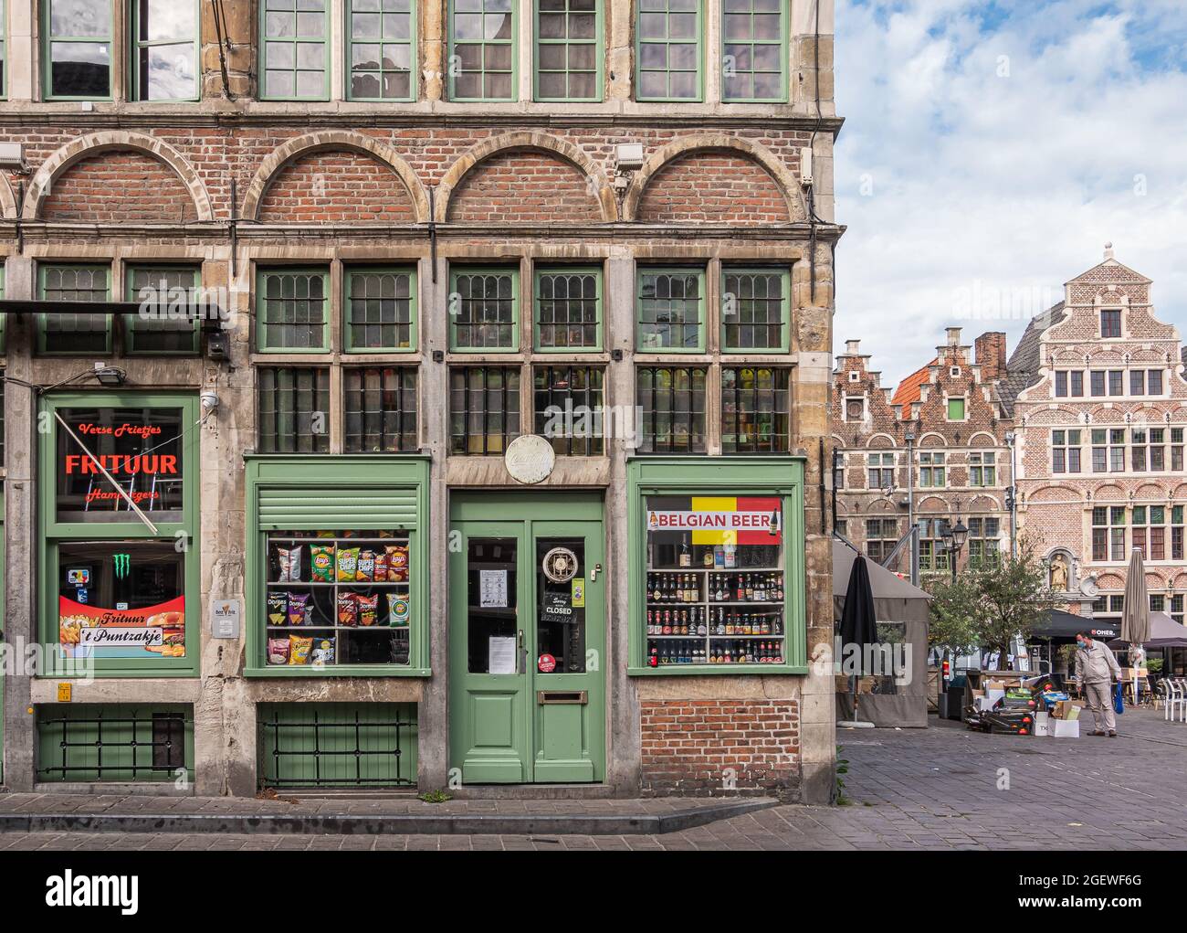 Gent, Fiandre, Belgio - 30 luglio 2021: Casa storica vende birra belga e patatine fritte in 2 negozi al livello della strada all'angolo con Sint Veerleplein Foto Stock