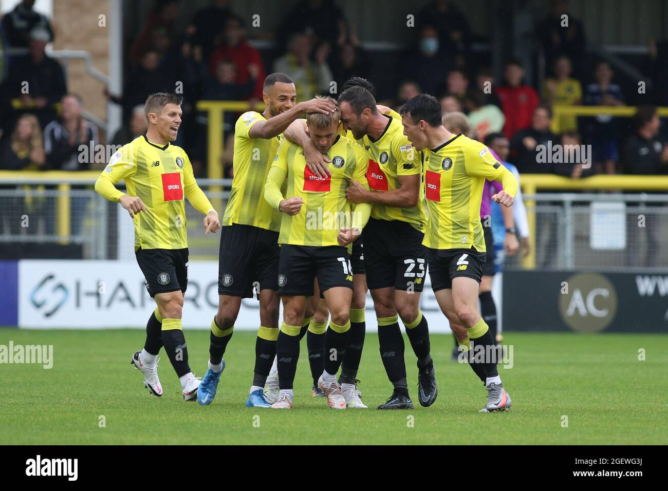 HARROGATE, REGNO UNITO. 21 AGOSTO Alex Pattison di Harrogate Town celebra il suo obiettivo durante la partita Sky Bet League 2 tra Harrogate Town e Barrow a Wetherby Road, Harrogate sabato 21 agosto 2021. (Credit: Will Matthews | MI News) Credit: MI News & Sport /Alamy Live News Foto Stock