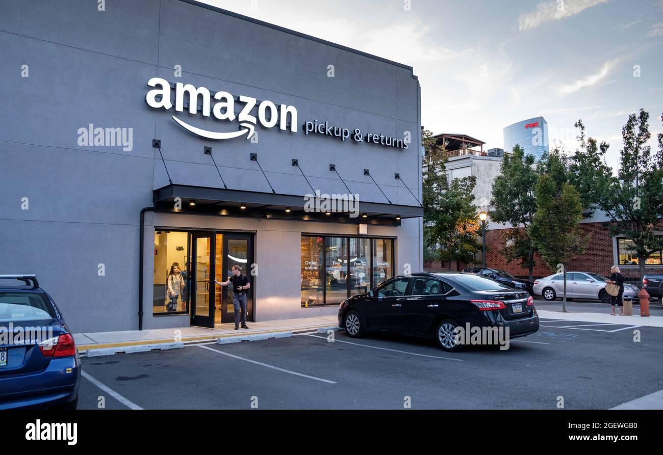 Amazon pick up e ritorno centro in ambiente urbano, Philadelphia, Pennsylvania Foto Stock