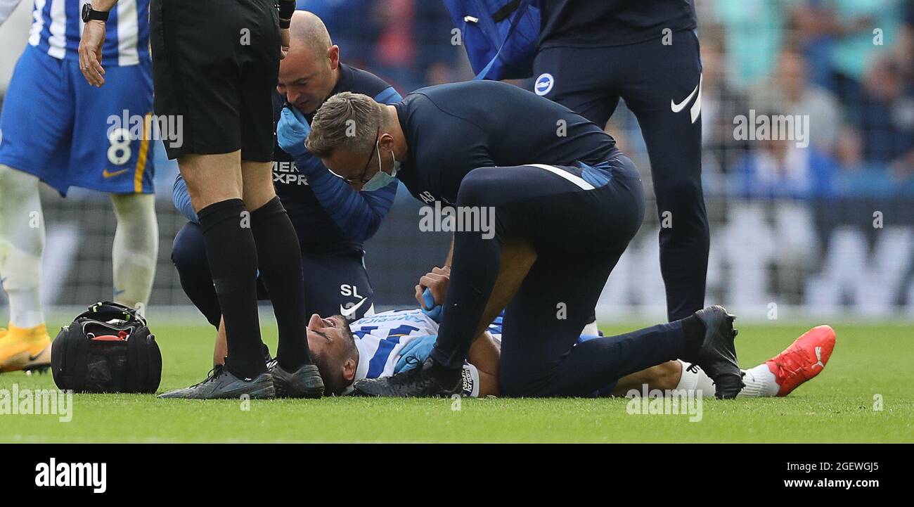 Brighton and Hove, Inghilterra, 21 agosto 2021. Neal Maupay di Brighton e Hove Albion riceve un'attenzione mediale durante la partita della Premier League allo stadio AMEX, Brighton e Hove. Il credito d'immagine dovrebbe leggere: Paul Terry / Sportimage Foto Stock