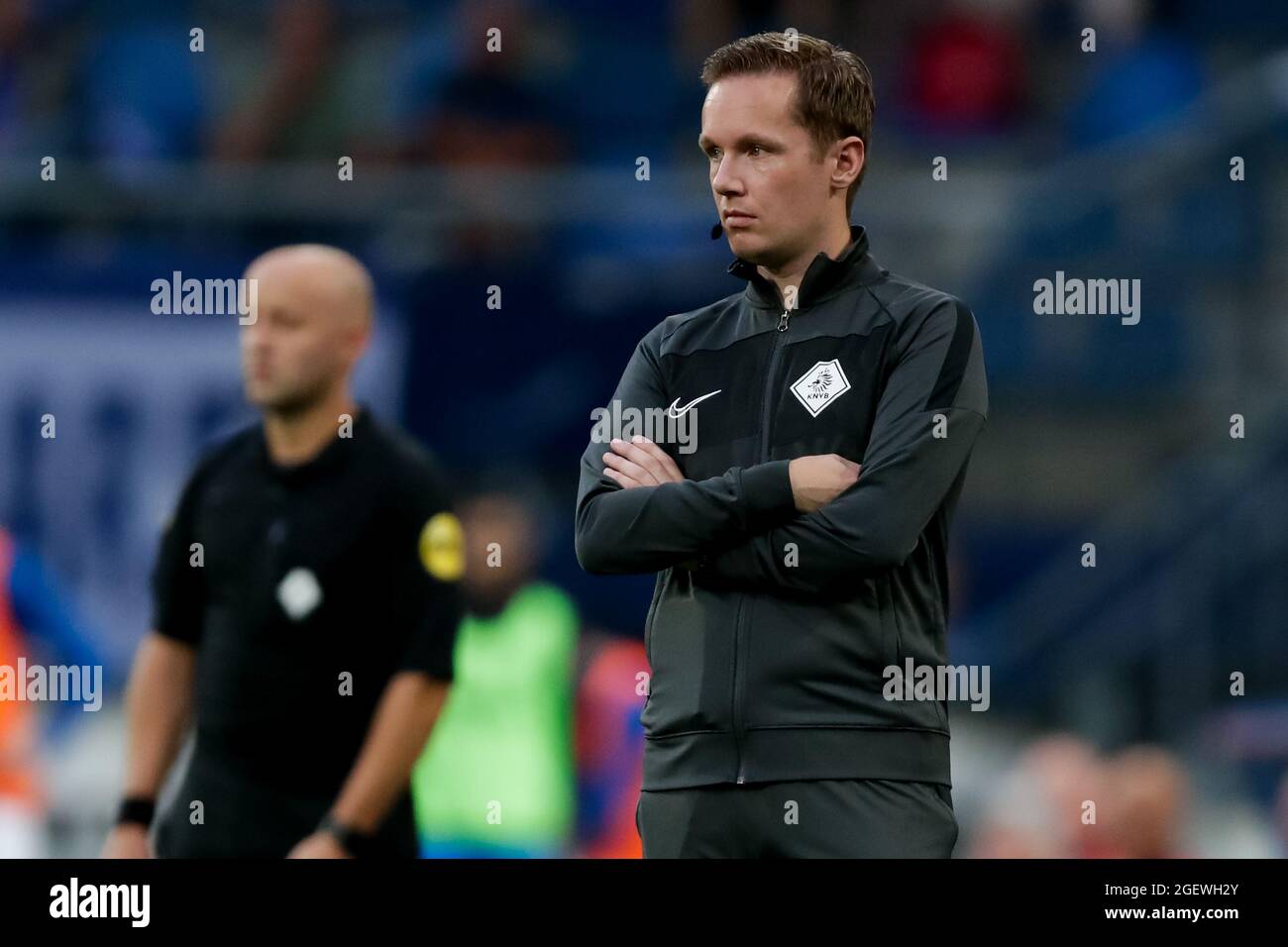 HEERENVEEN, PAESI BASSI - 21 AGOSTO: Quarto ufficiale Ingmar Oostrom durante la partita olandese Eredivie tra SC Heerenveen e RKC Waalwijk allo stadio Abe Lenstra il 21 agosto 2021 a Heerenveen, Paesi Bassi (Foto di Peter Lous/Orange Pictures) Foto Stock