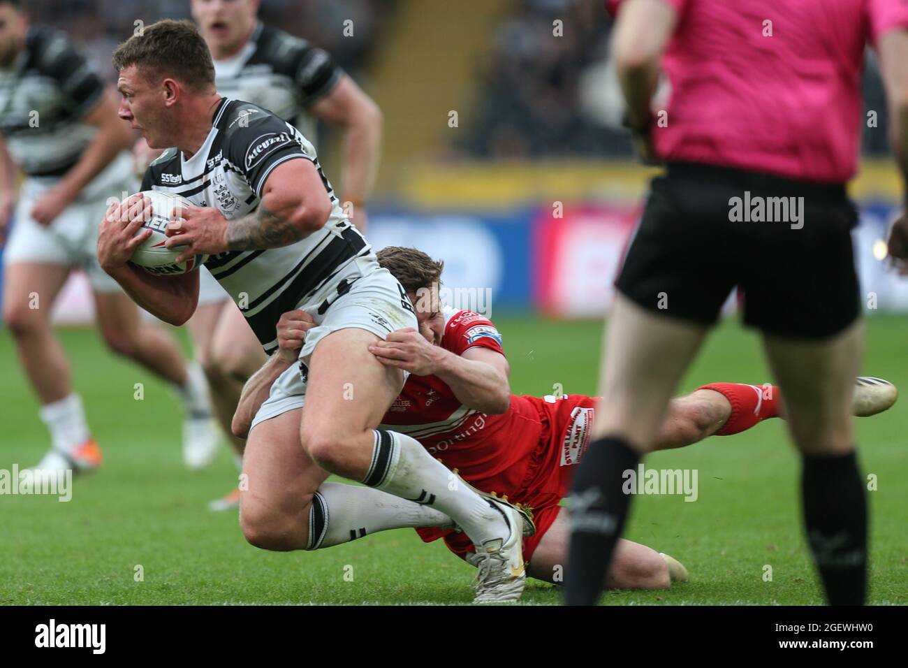 Jordan Lane (16) di Hull FC è affrontato da Matt Parcell (9) di Hull KR Foto Stock