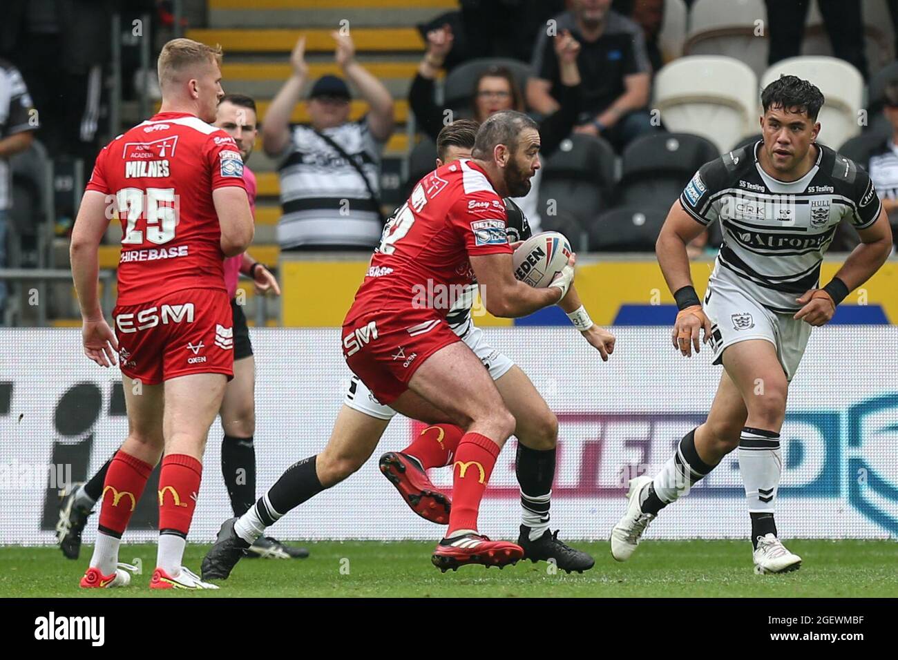 Kane Linnet (12) di Hull KR corre alla difesa Hull FC in, il 21/2021. (Foto di David Greaves/News Images/Sipa USA) Credit: Sipa USA/Alamy Live News Foto Stock