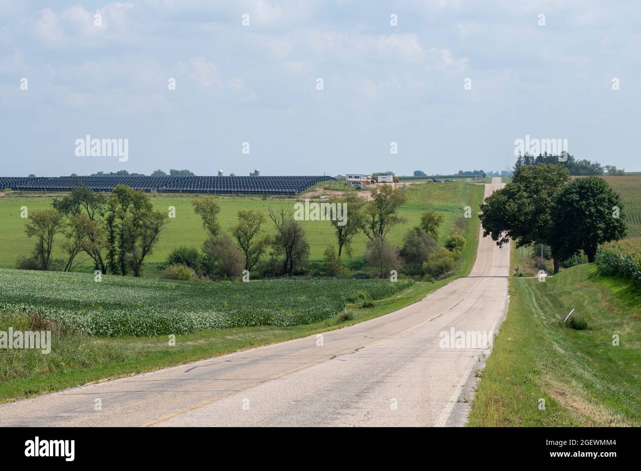 Strada che conduce ad una futura fattoria solare su pascoli Foto Stock