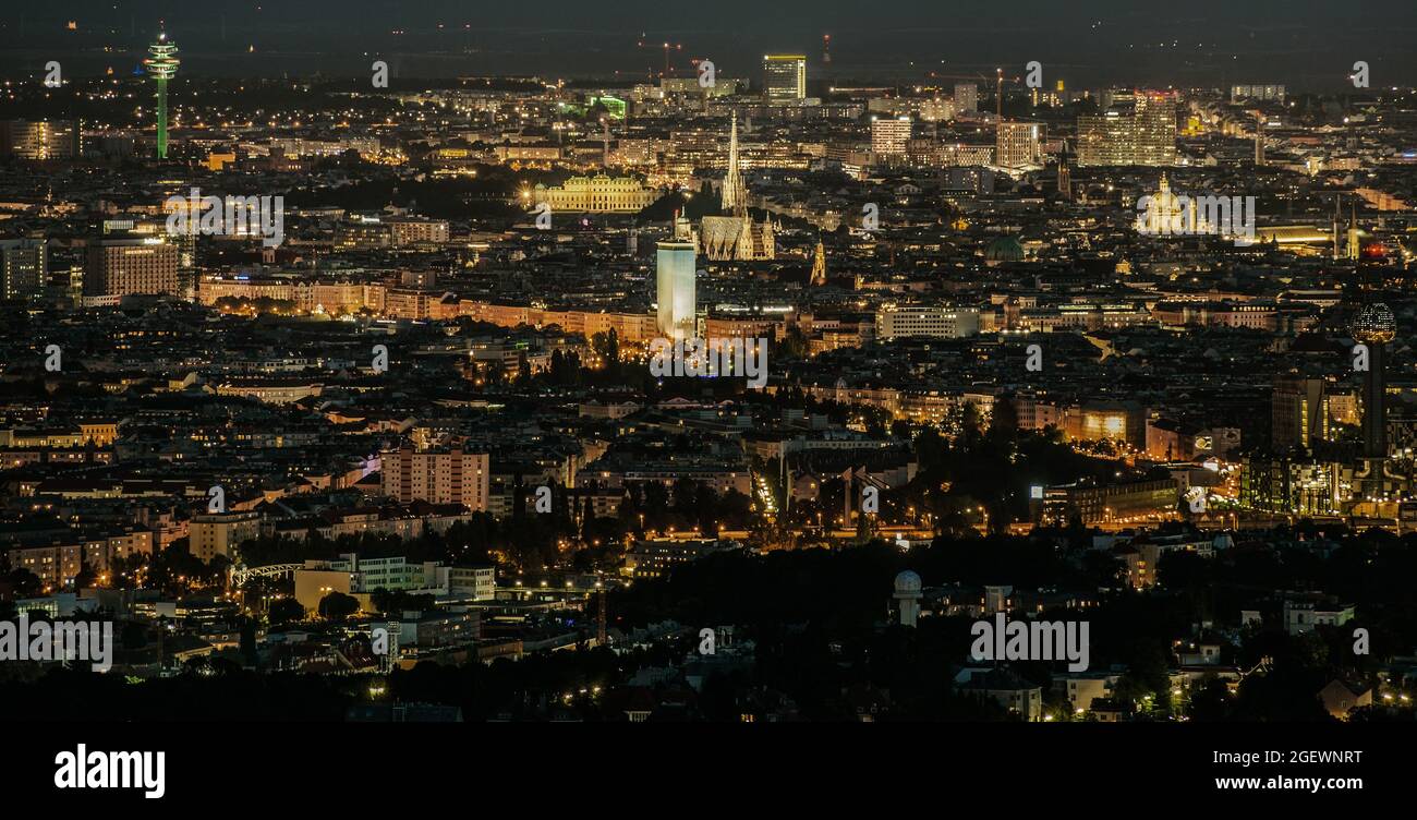 Città di Vienna durante le ore notturne Panorama. Vienna, Repubblica d'Austria, Europa. Foto Stock