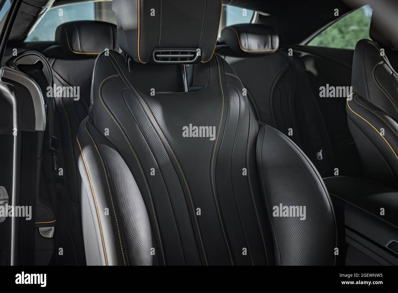 Sedili in pelle nera per auto di lusso dal design elegante e moderno. Tema pulizia del veicolo. Foto Stock
