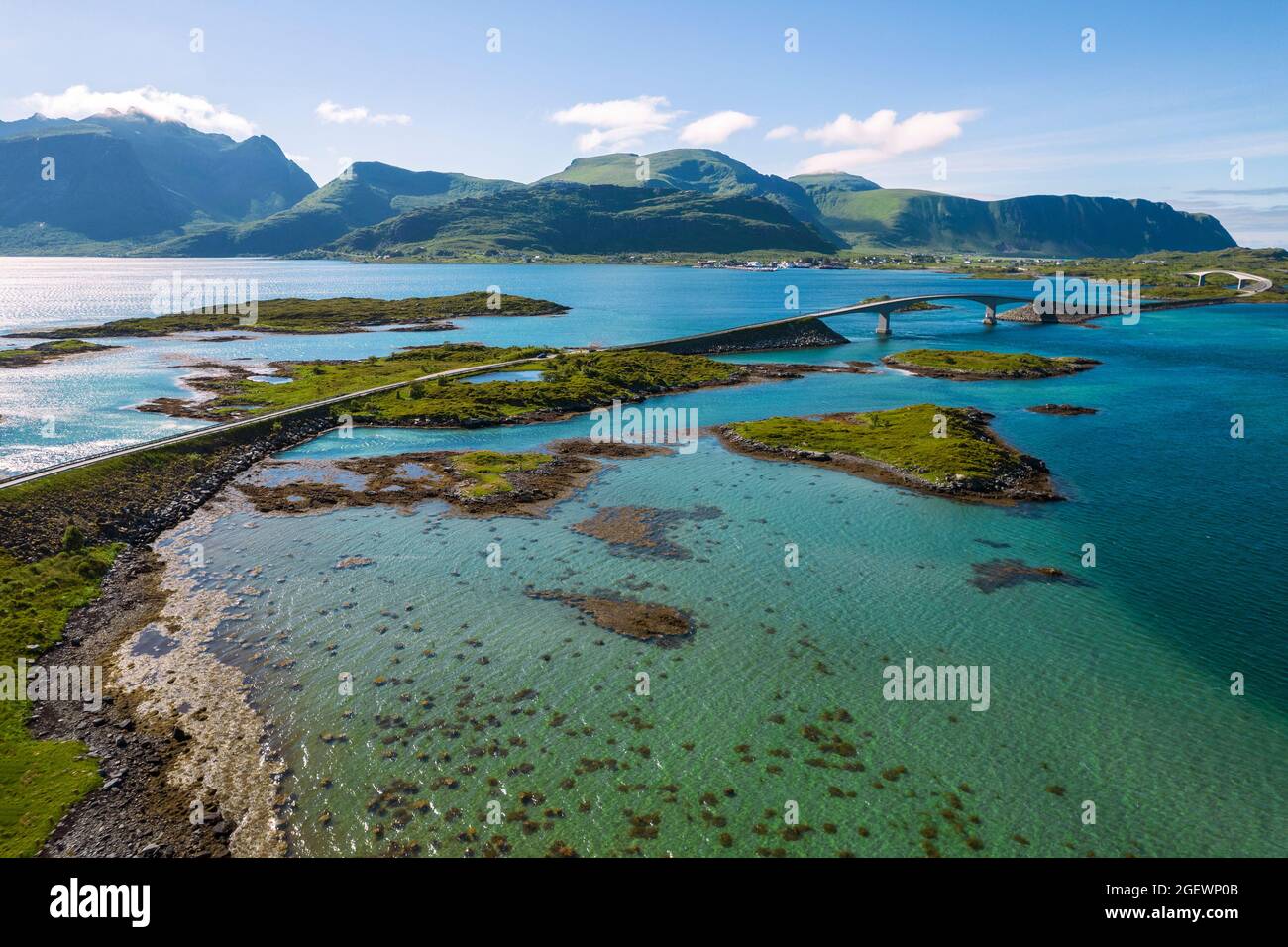 Famosa strada panoramica norvegese Lofoten con ponti sulle acque poco profonde della baia. Nordland territorio della Norvegia. Foto Stock