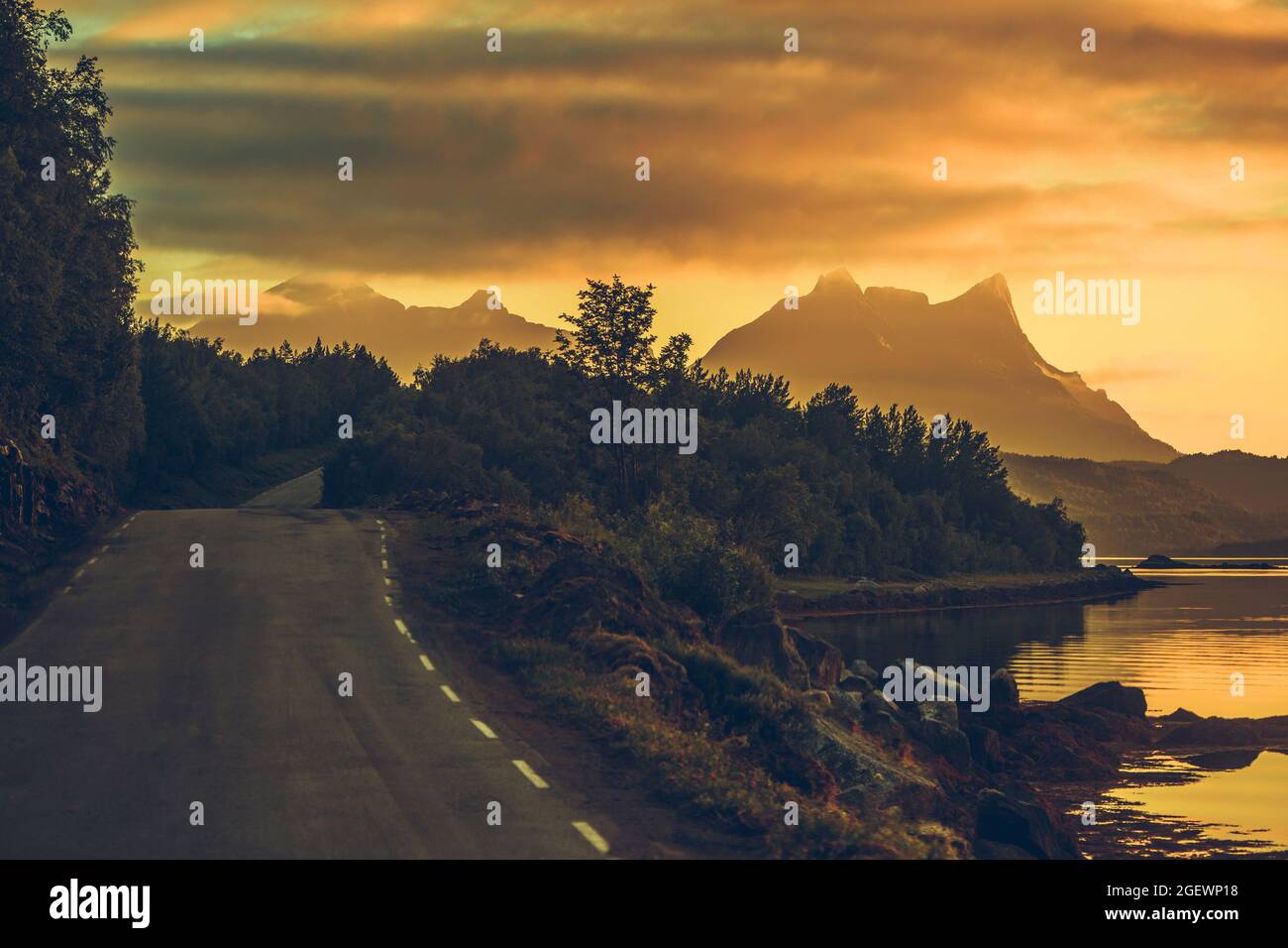 Scenografica Norwegian Nordland Territory Road per Skutvik durante il tramonto. Paesaggio della Norvegia settentrionale. Foto Stock