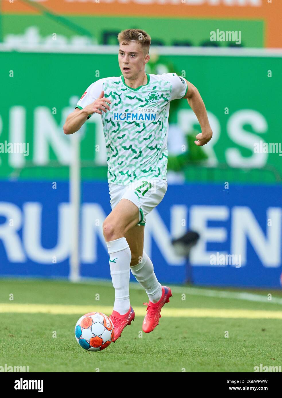 Gian-Luca ITTER, Fuerth Nr.27 nella partita SpVgg GREUTHER FUERTH - ARMINIA BIELEFELD 1-1 1.Lega di calcio tedesca il 21 agosto 2021 a Fürth, Germania Stagione 2021/2022, giorno 2, 1.Bundesliga, Fürth, 2.Spieltag. © Peter Schatz / Alamy Live News - LE NORMATIVE DFL VIETANO L'USO DI FOTOGRAFIE come SEQUENZE DI IMMAGINI e/o QUASI-VIDEO - Foto Stock