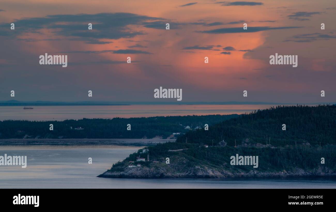 Tadoussac, Canada - Luglio 22 2021: Vista sul fiume St-Lawrence durante il tramonto a Tadoussac Foto Stock