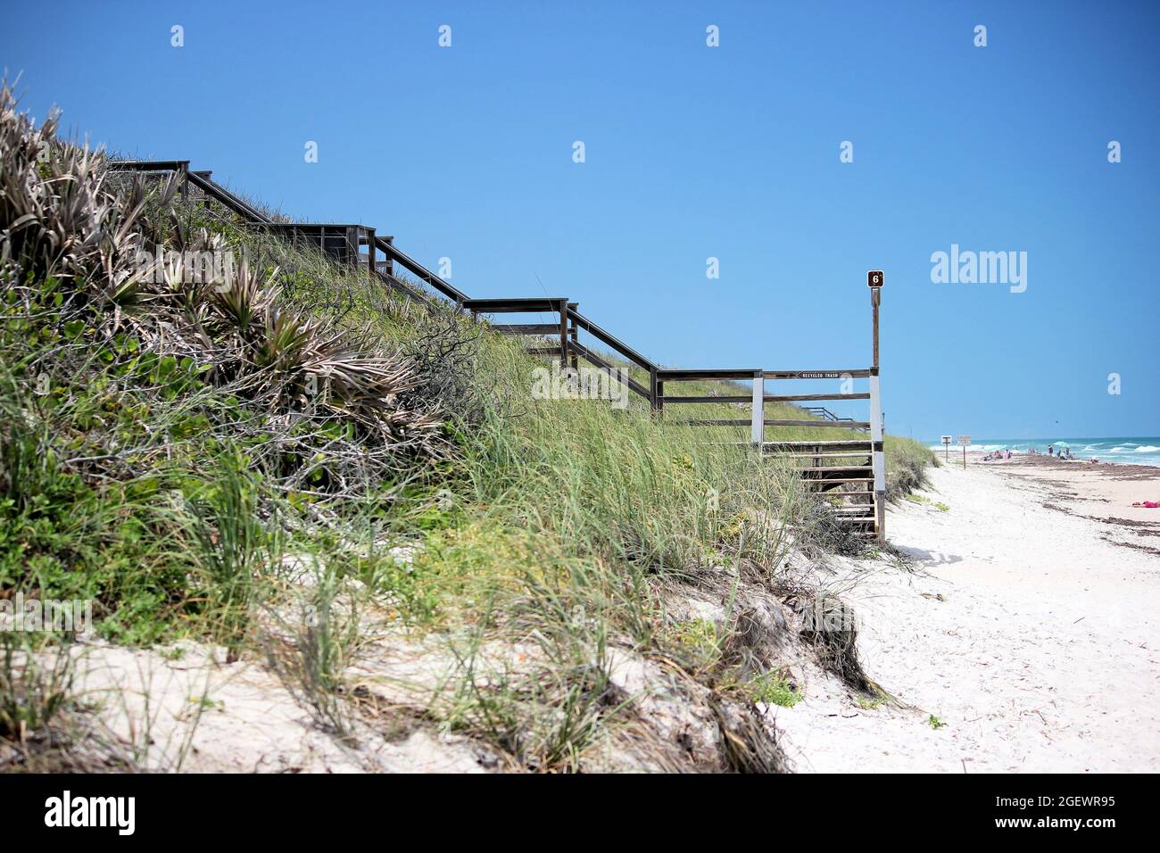 Un molo di accesso in legno alla spiaggia di sabbia bianca della costa della Florida Foto Stock