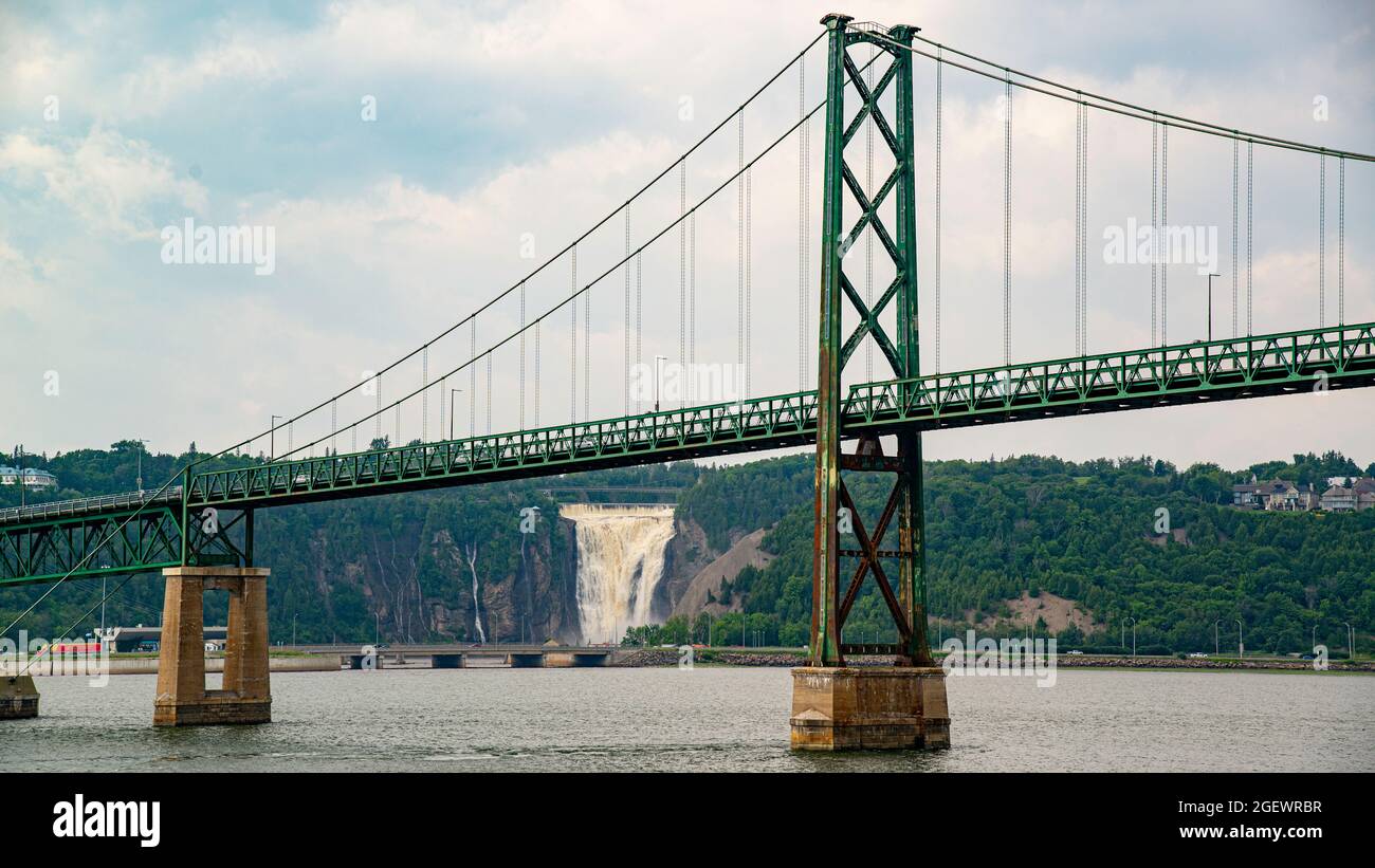 Quebec City, Canada - Luglio 19 2021: Ponte Saint-Pierre-de-l'Île-d'Orléans che attraversa il fiume St-Lawrence vicino a Quebec City Foto Stock