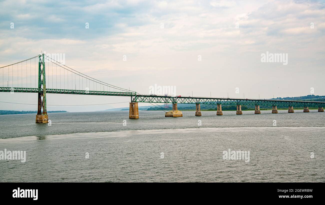 Quebec City, Canada - Luglio 19 2021: Ponte Saint-Pierre-de-l'Île-d'Orléans che attraversa il fiume St-Lawrence vicino a Quebec City Foto Stock